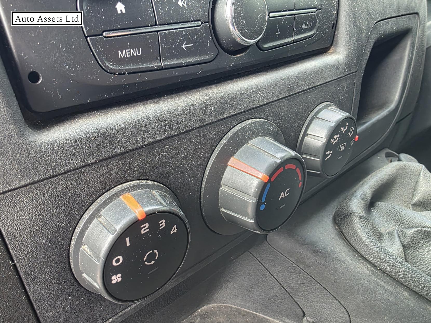 Renault Master 2.3 dCi 35 eco2 Panel Van 5dr Diesel Manual RWD LWB Medium Roof Euro 5 (125 ps)