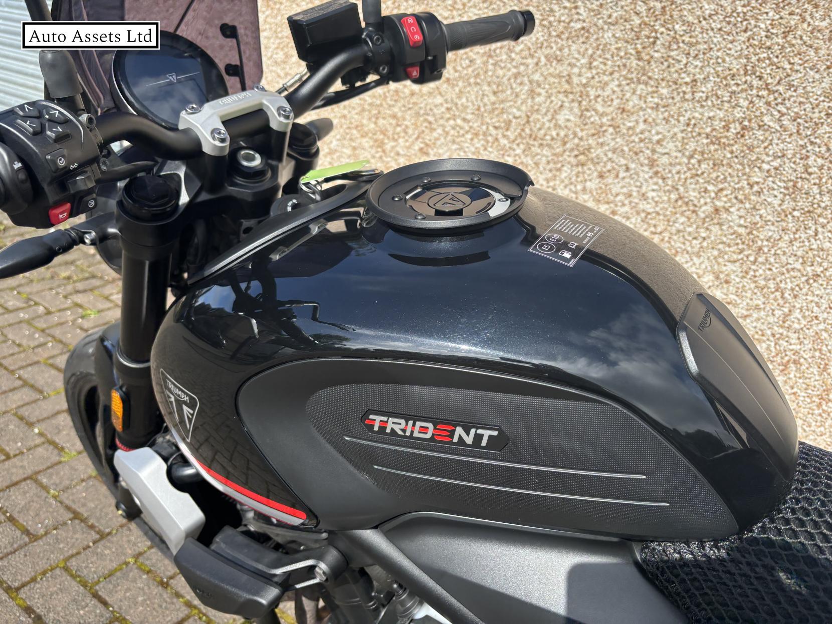 Triumph Trident 660 660 Triple Tribute Edition Roadster/Retro Petrol Manual X-Ring Euro 5 (82 ps)