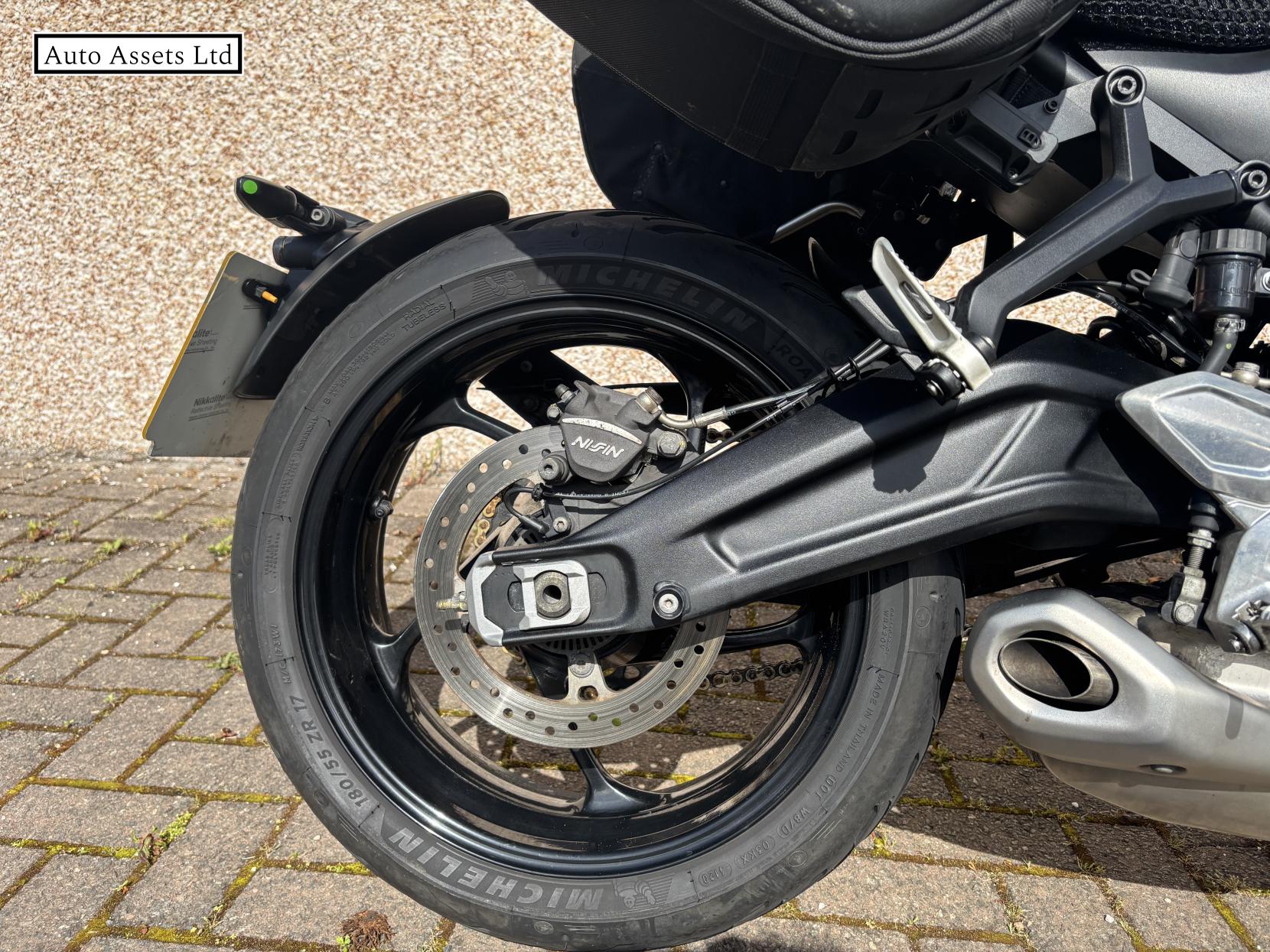 Triumph Trident 660 660 Triple Tribute Edition Roadster/Retro Petrol Manual X-Ring Euro 5 (82 ps)