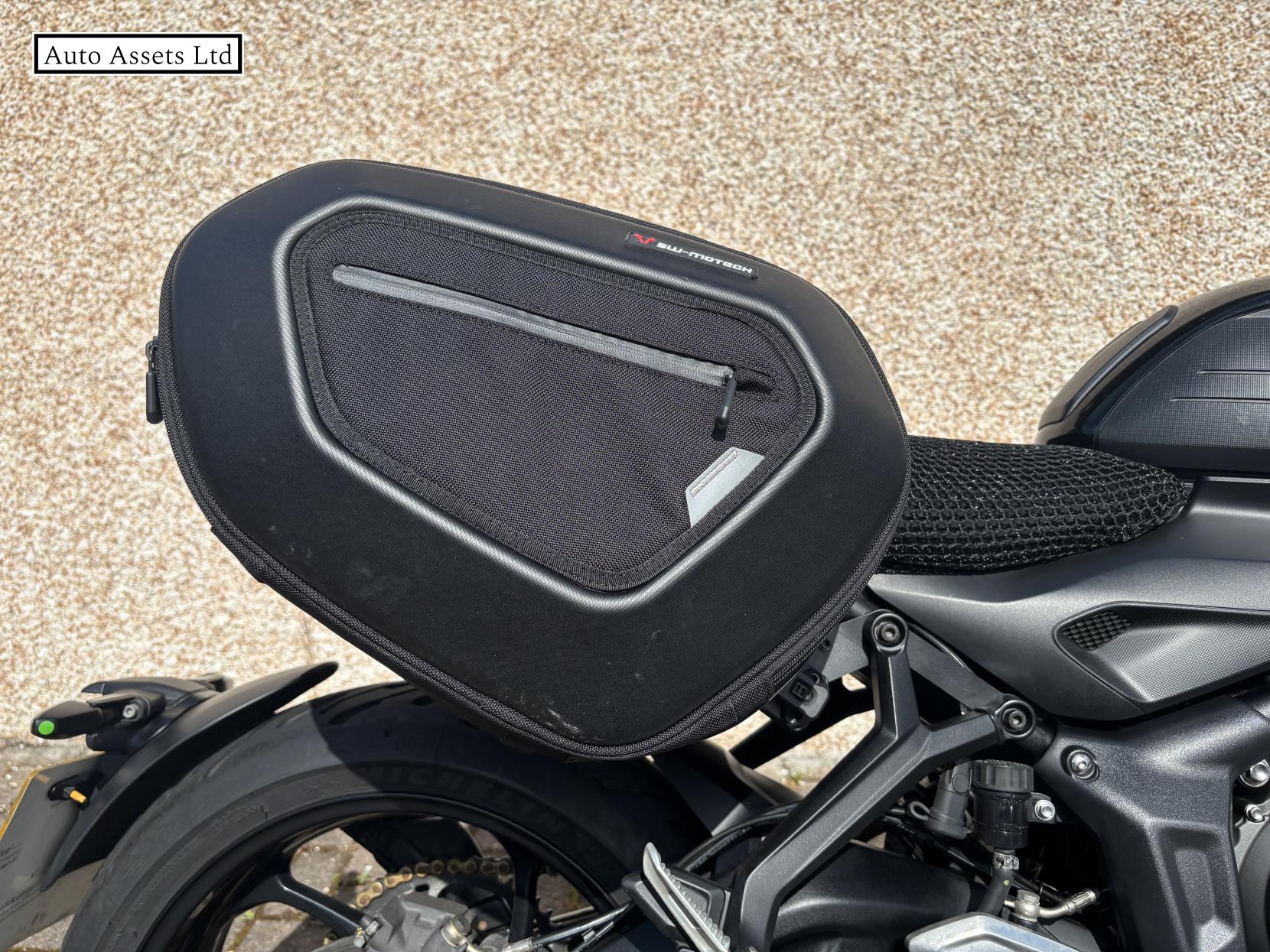 Triumph Trident 660 660 Triple Tribute Edition Roadster/Retro Petrol Manual X-Ring Euro 5 (82 ps)