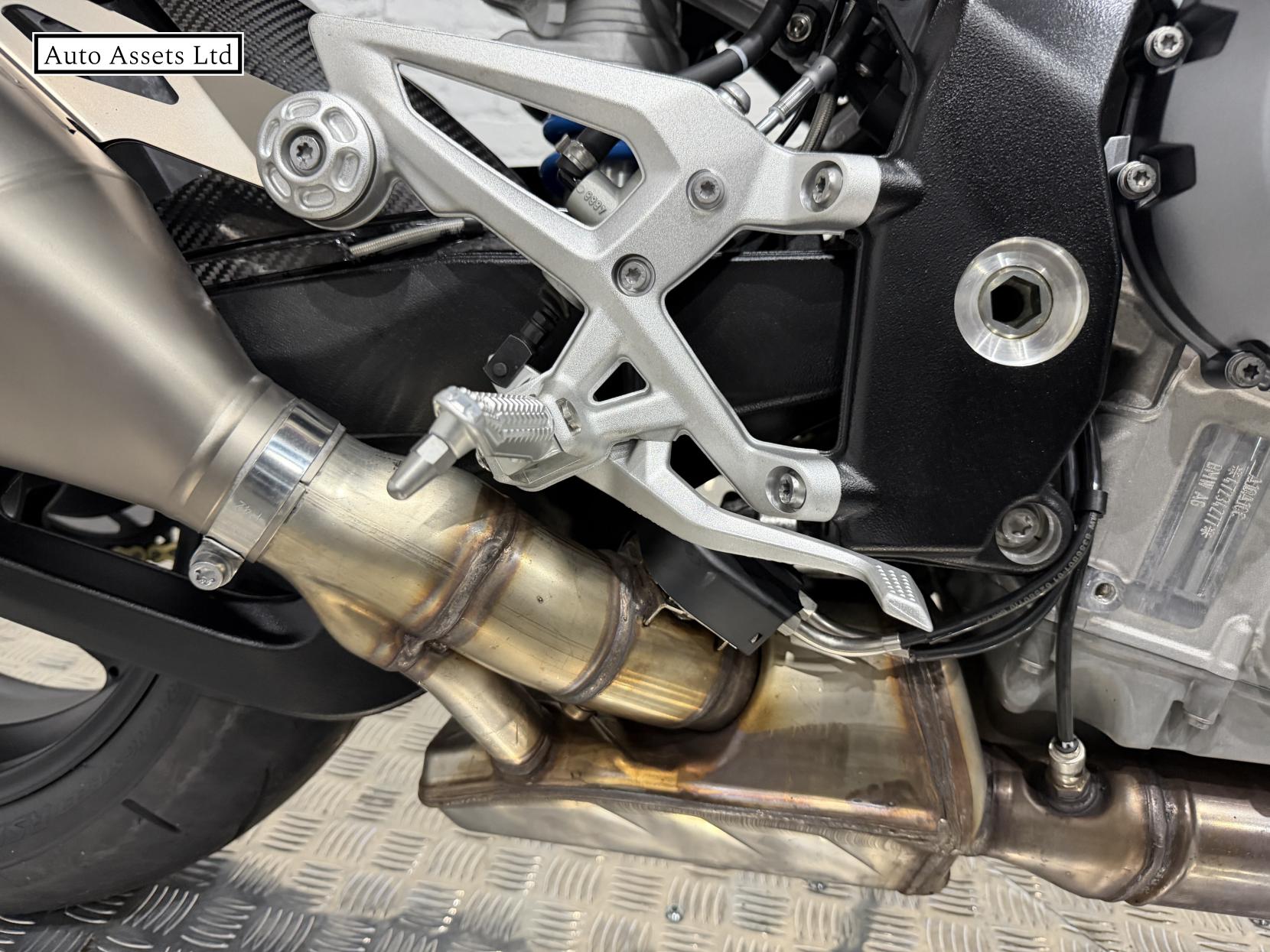BMW M 1000 R 1000 Naked Petrol Claw-shifted Euro 5 (209 ps)