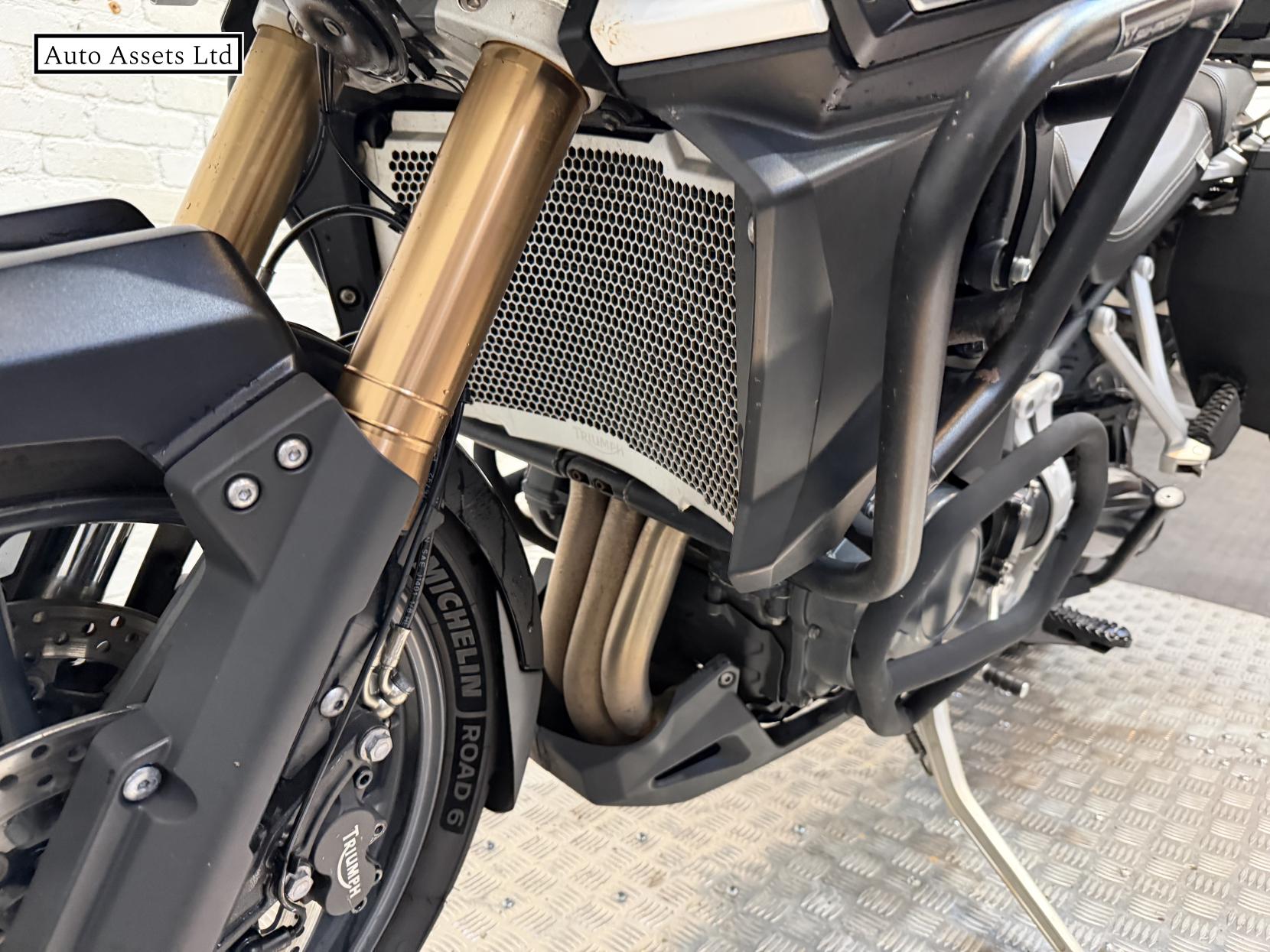 Triumph Explorer 1215 Adventure Petrol Manual (137 ps)