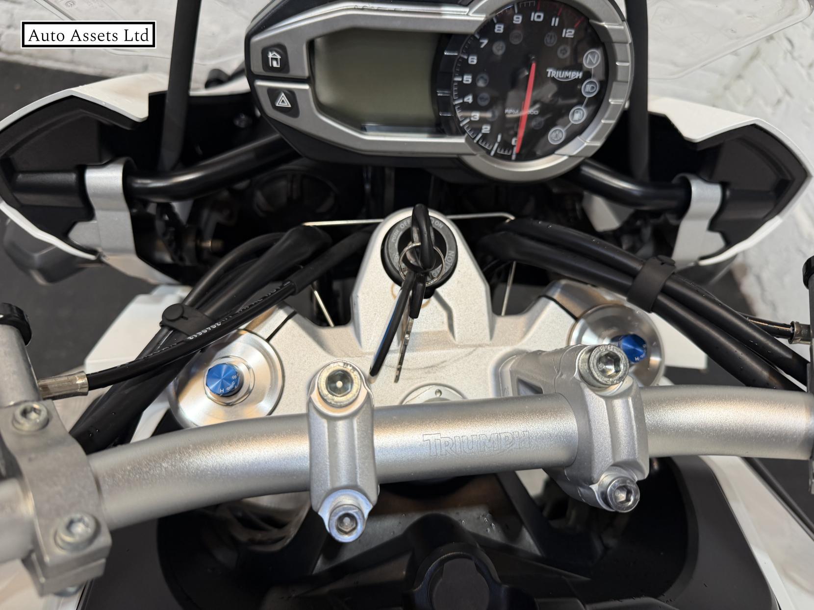 Triumph Explorer 1215 Adventure Petrol Manual (137 ps)