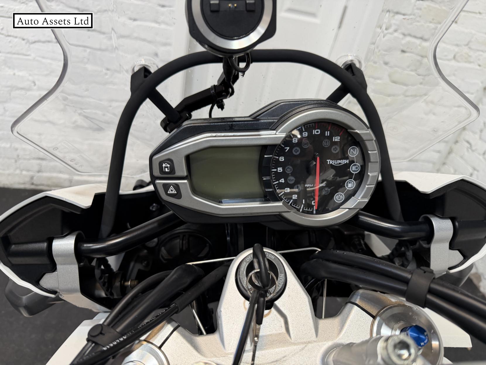 Triumph Explorer 1215 Adventure Petrol Manual (137 ps)