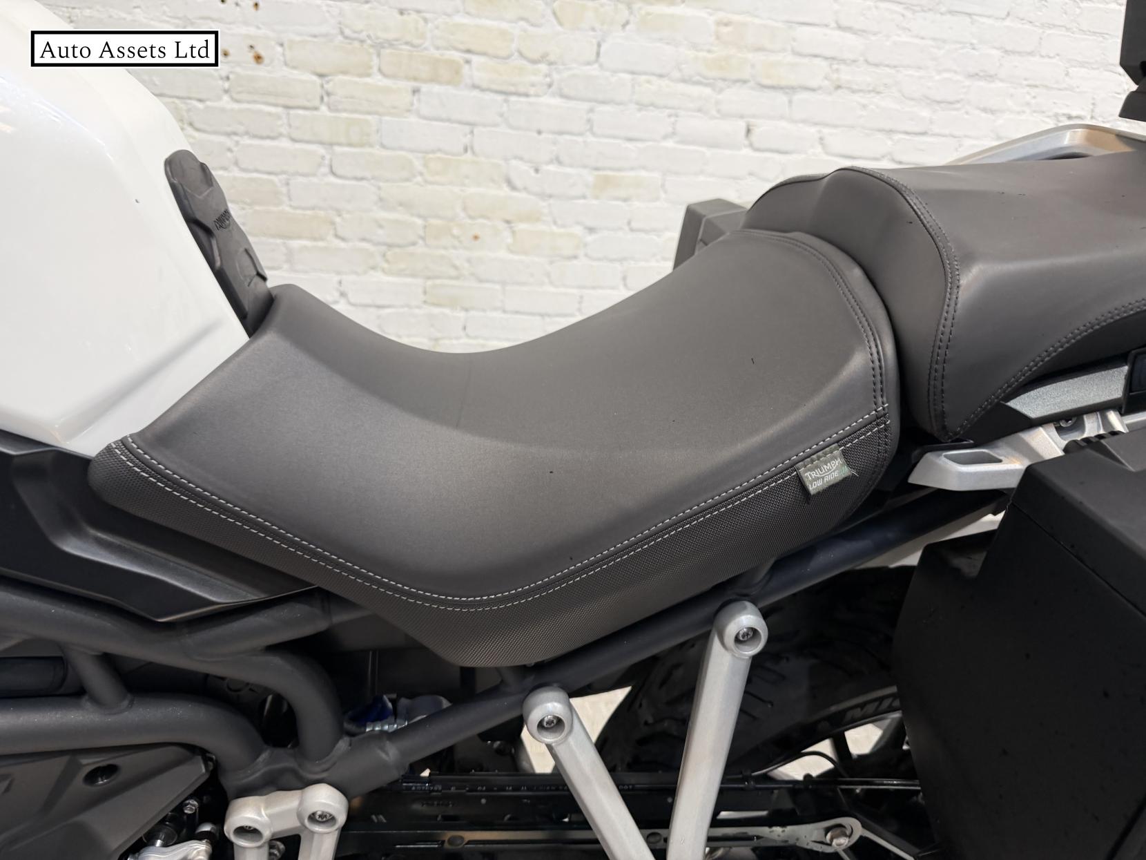 Triumph Explorer 1215 Adventure Petrol Manual (137 ps)