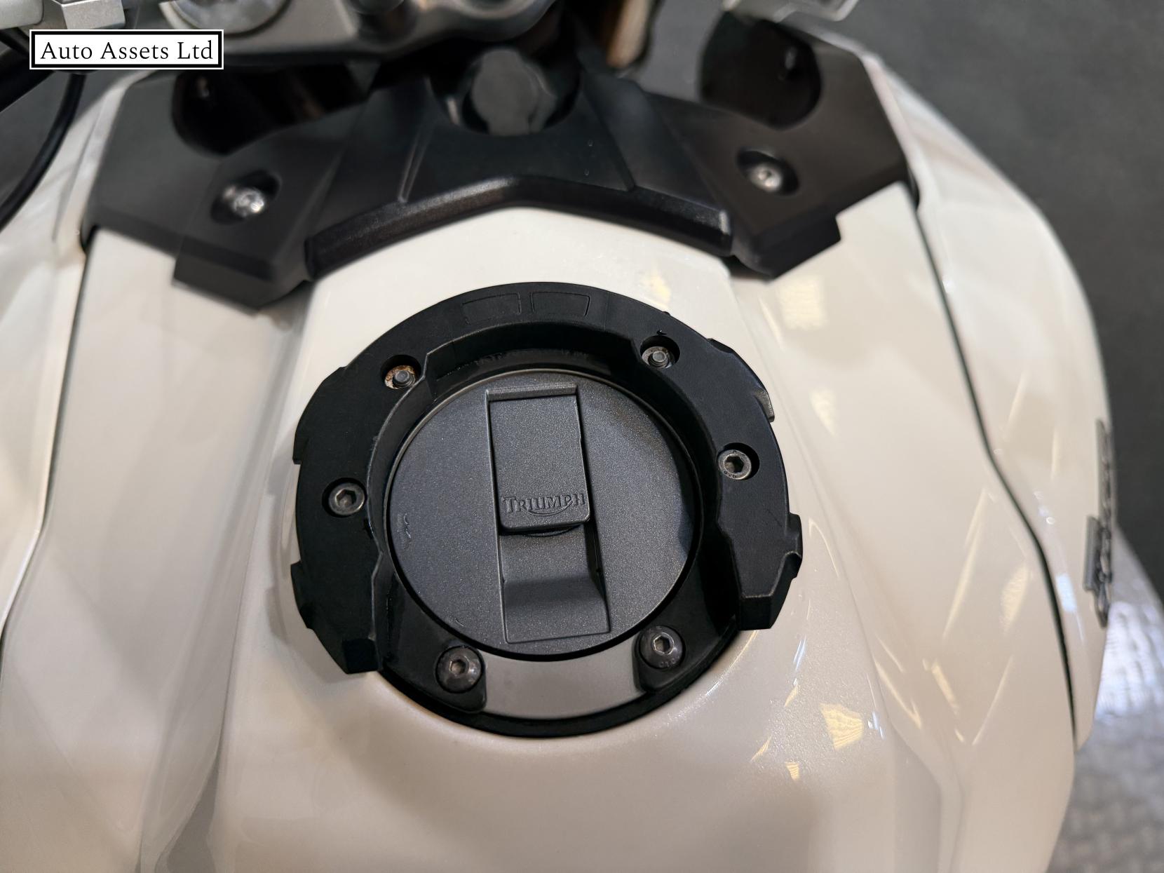 Triumph Explorer 1215 Adventure Petrol Manual (137 ps)