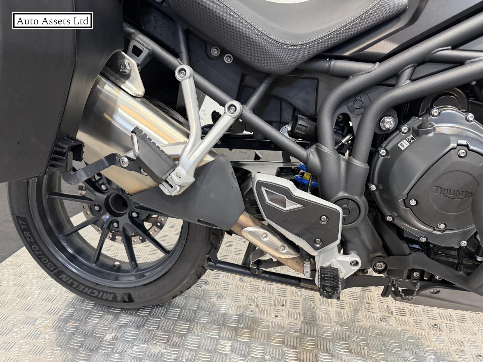 Triumph Explorer 1215 Adventure Petrol Manual (137 ps)