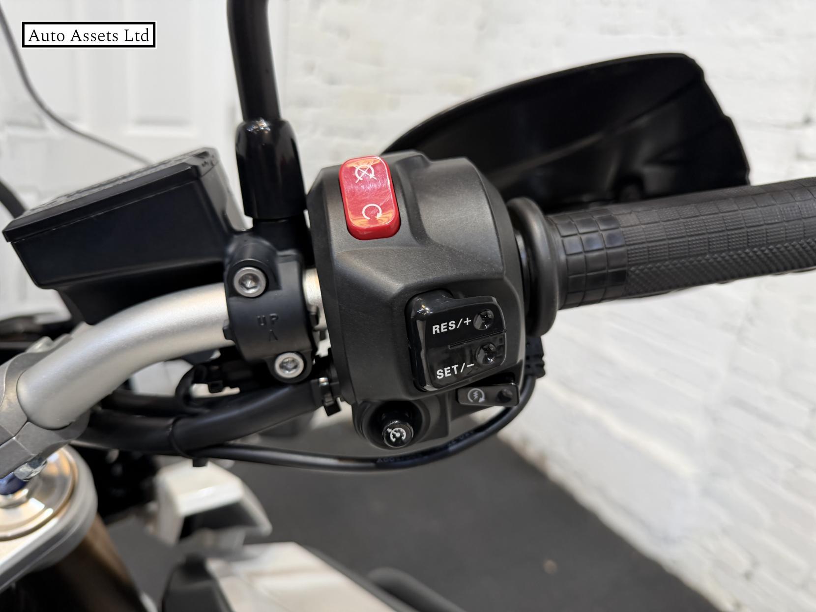 Triumph Explorer 1215 Adventure Petrol Manual (137 ps)