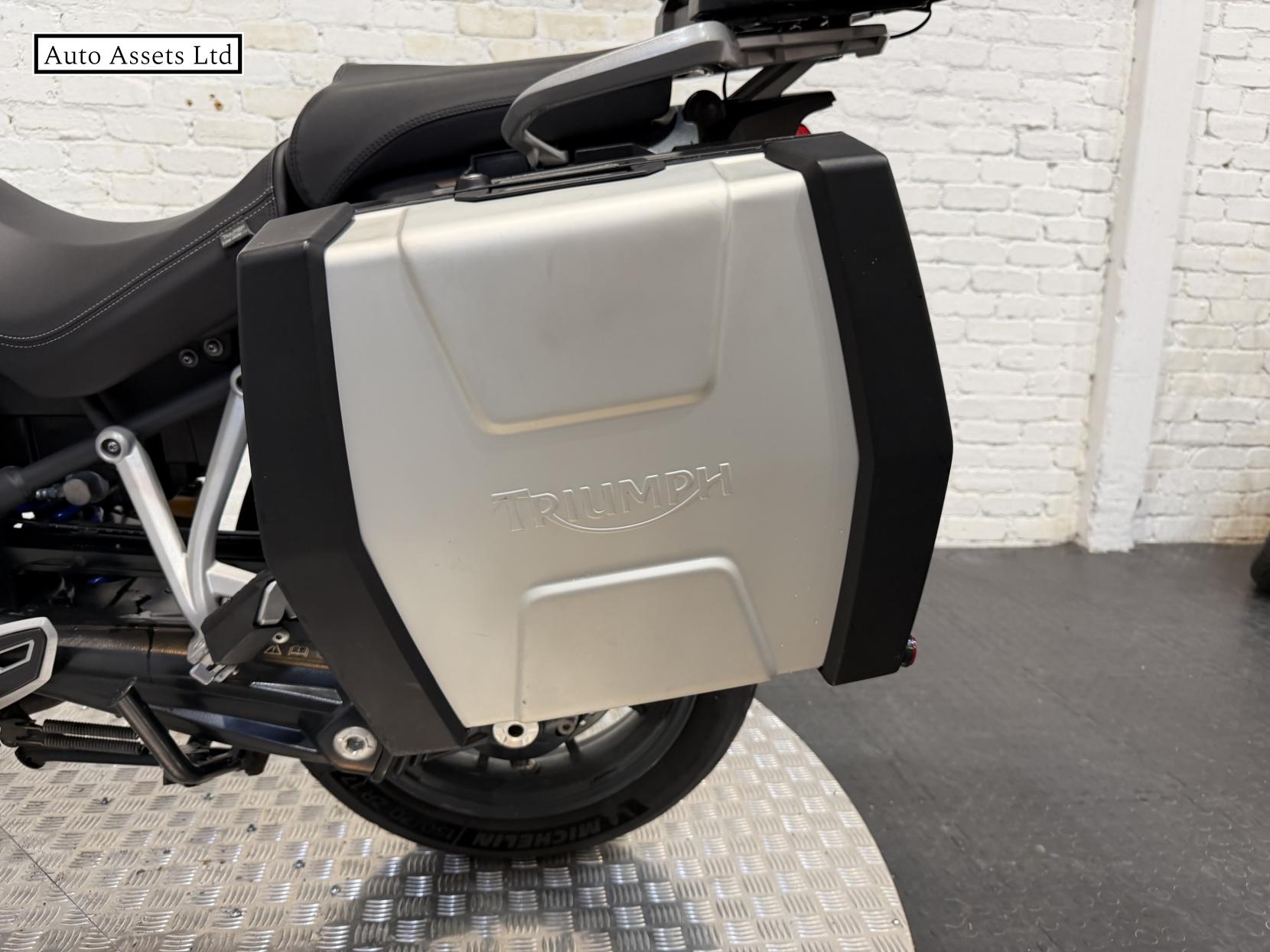 Triumph Explorer 1215 Adventure Petrol Manual (137 ps)