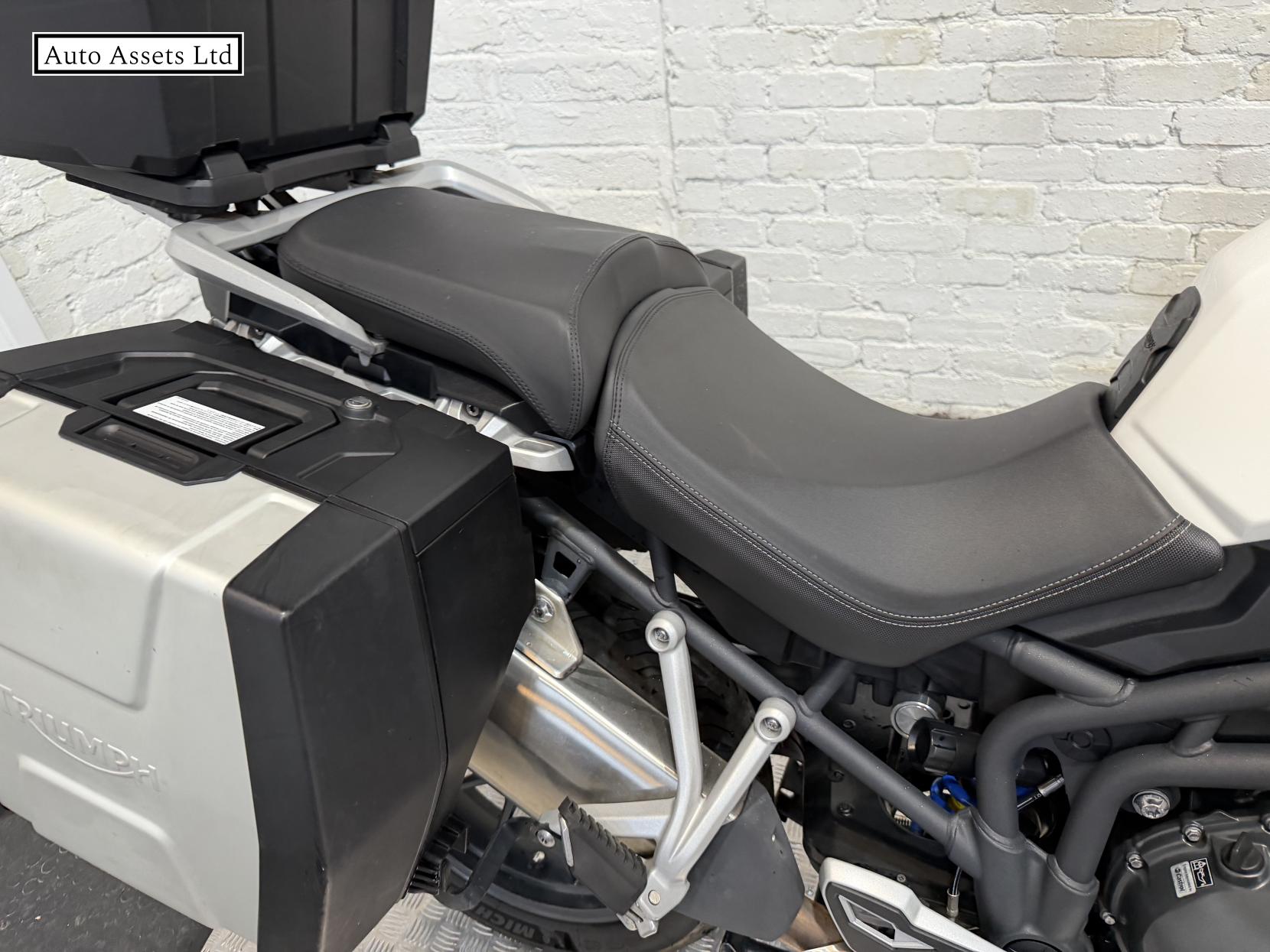 Triumph Explorer 1215 Adventure Petrol Manual (137 ps)