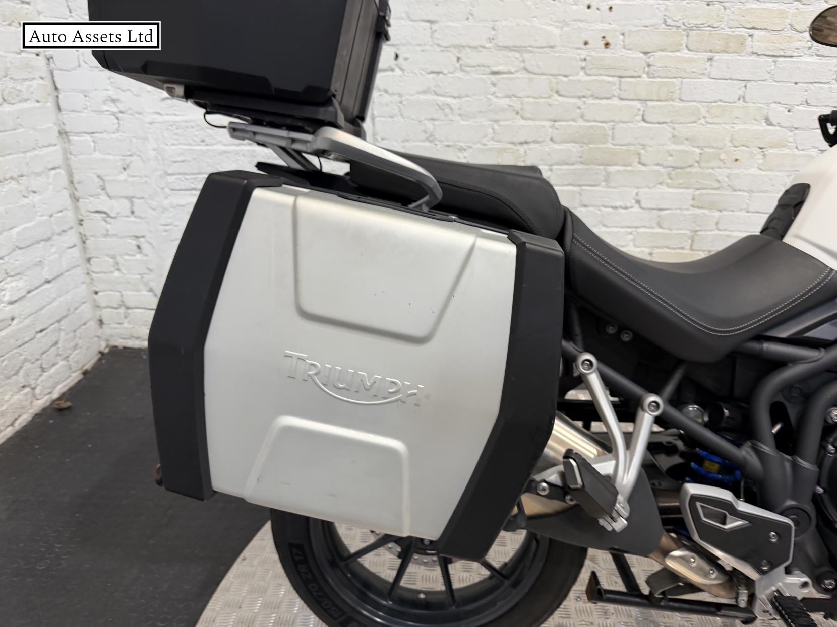 Triumph Explorer 1215 Adventure Petrol Manual (137 ps)