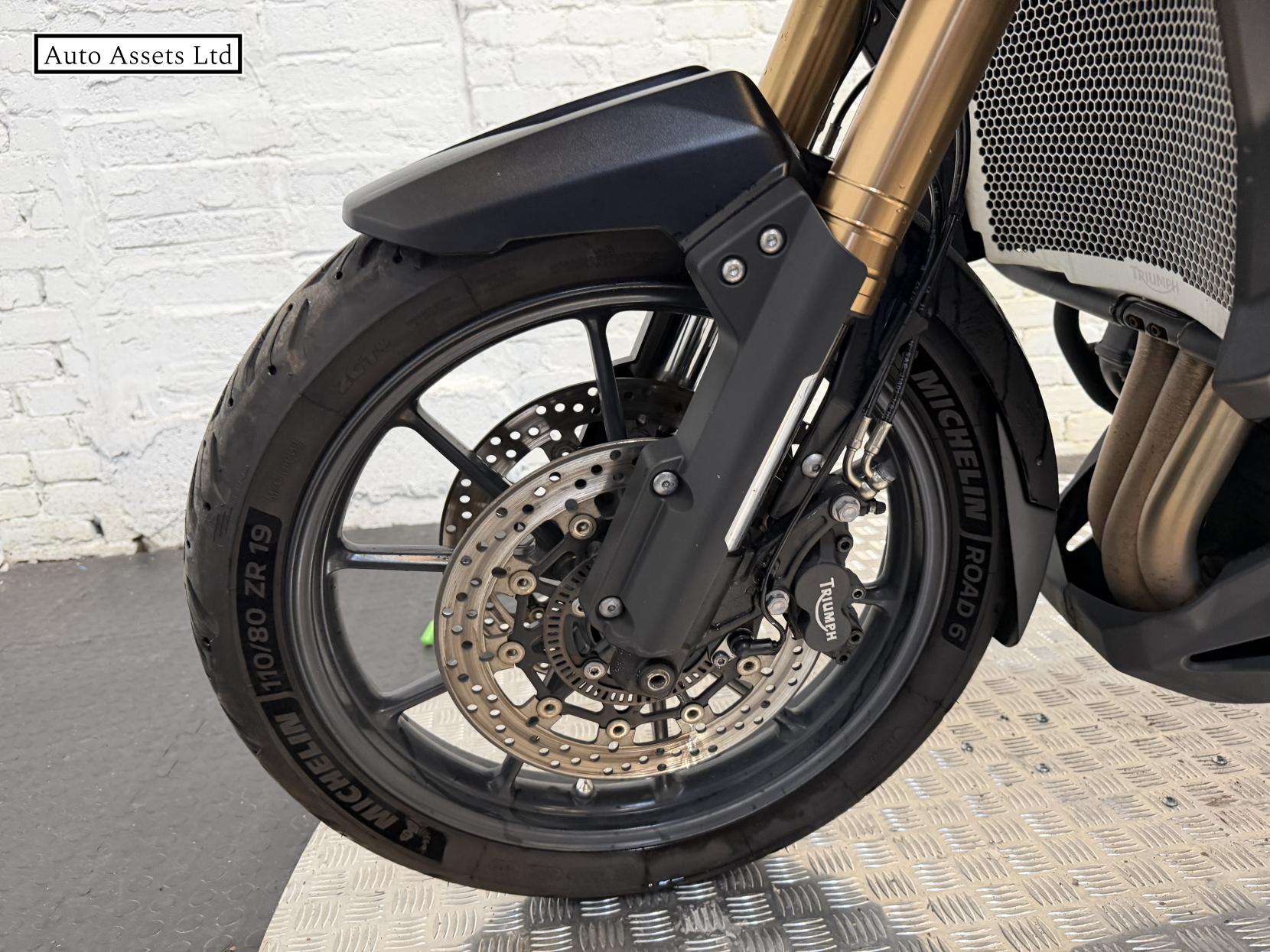 Triumph Explorer 1215 Adventure Petrol Manual (137 ps)