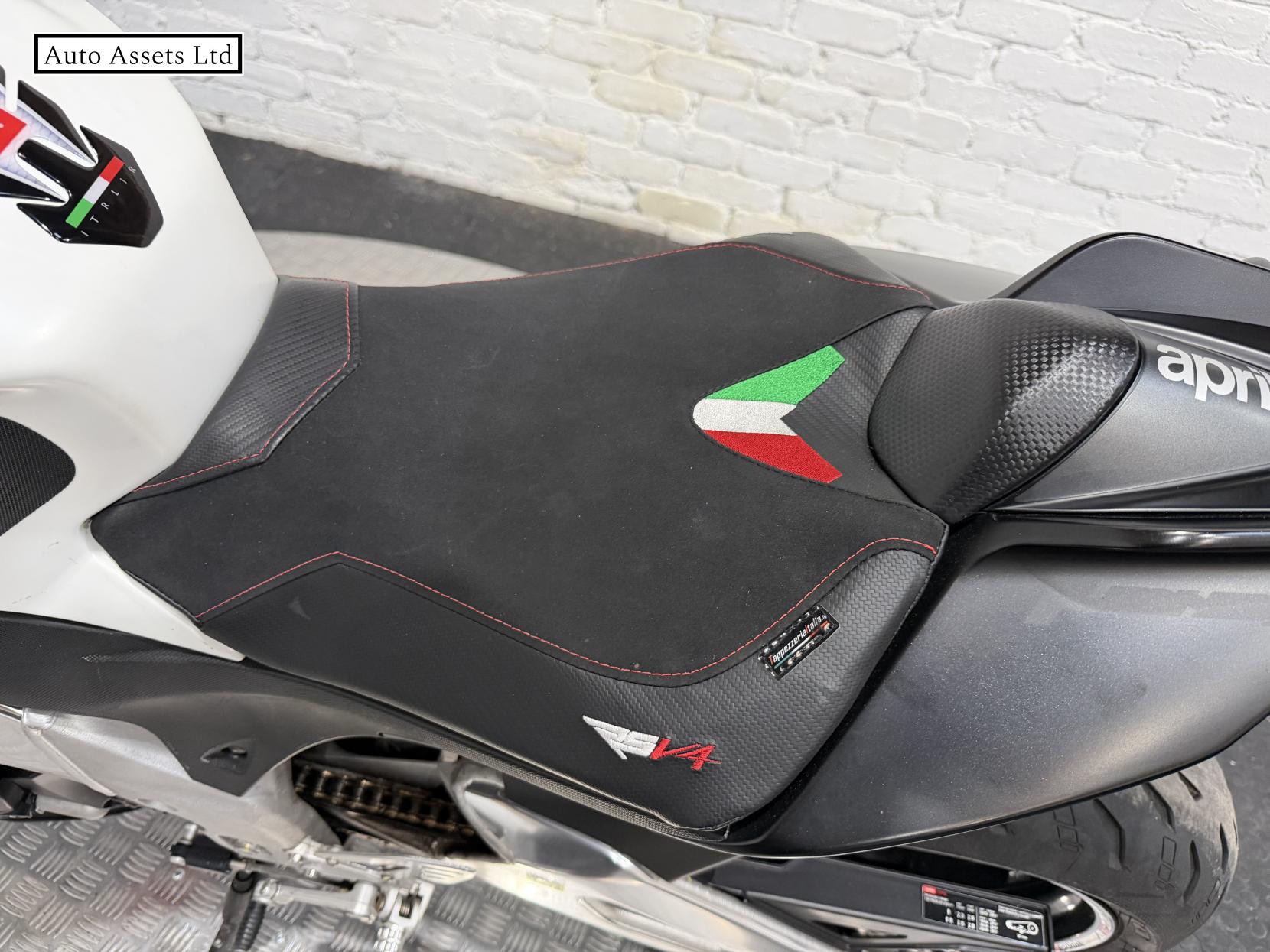 Aprilia Tuono 1000 V4 1000 ABS Sports Tourer Petrol Manual (170 ps)