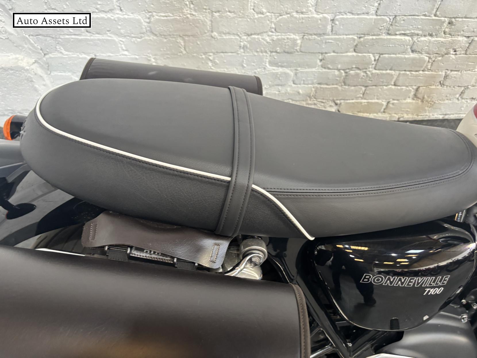 Triumph Bonneville T100 900 Roadster/Retro Petrol Manual Euro 5 (65 ps)