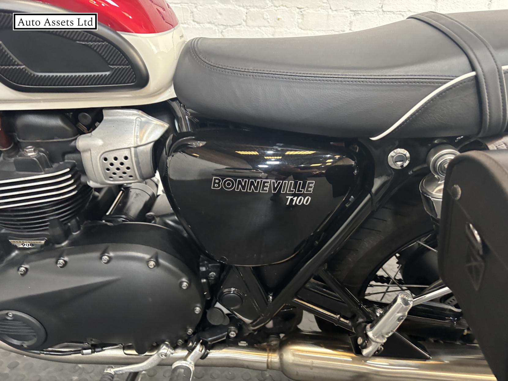 Triumph Bonneville T100 900 Roadster/Retro Petrol Manual Euro 5 (65 ps)