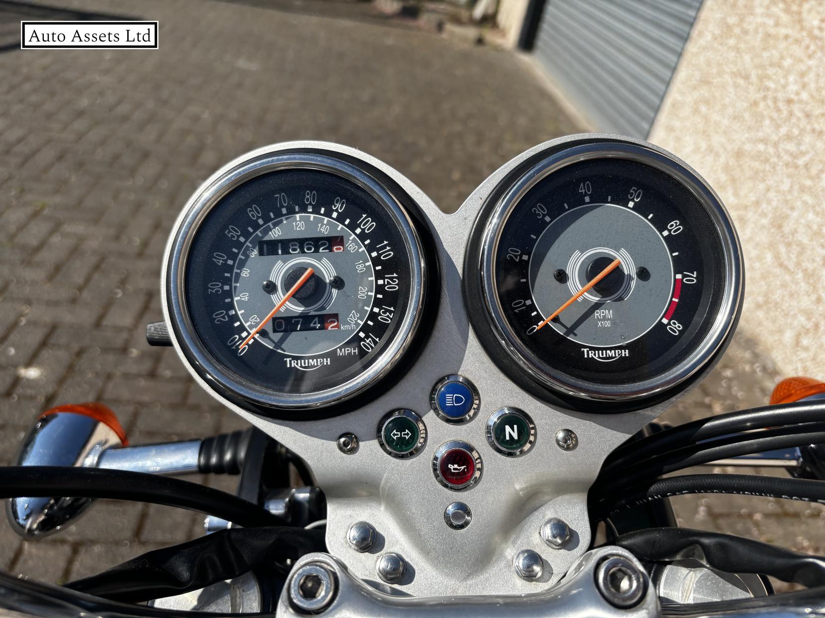 Triumph Bonneville T100 865 Roadster/Retro Petrol Manual
