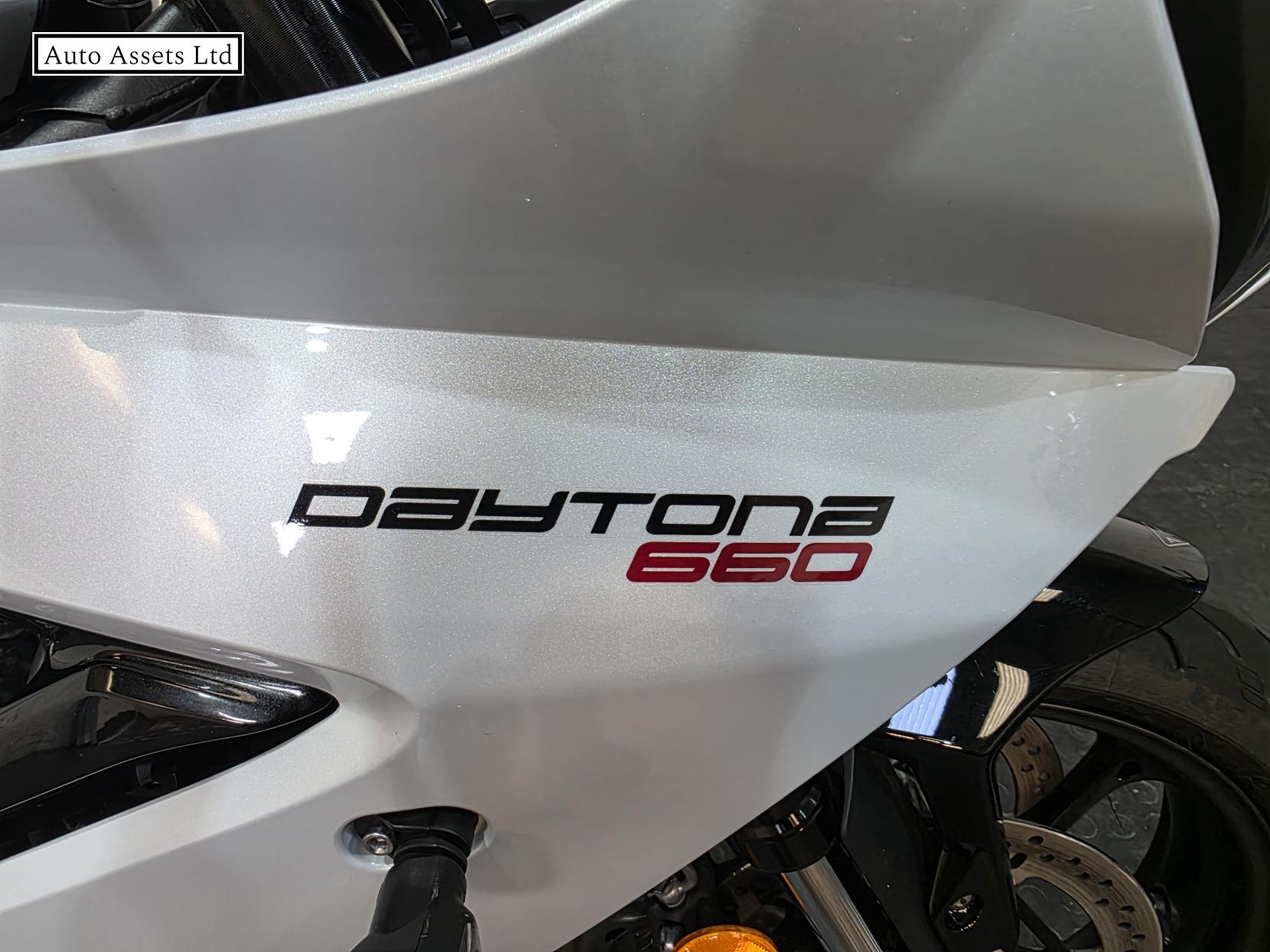 Triumph Daytona 660 660 Super Sports Petrol Manual X-ring Euro 5 (95 ps)