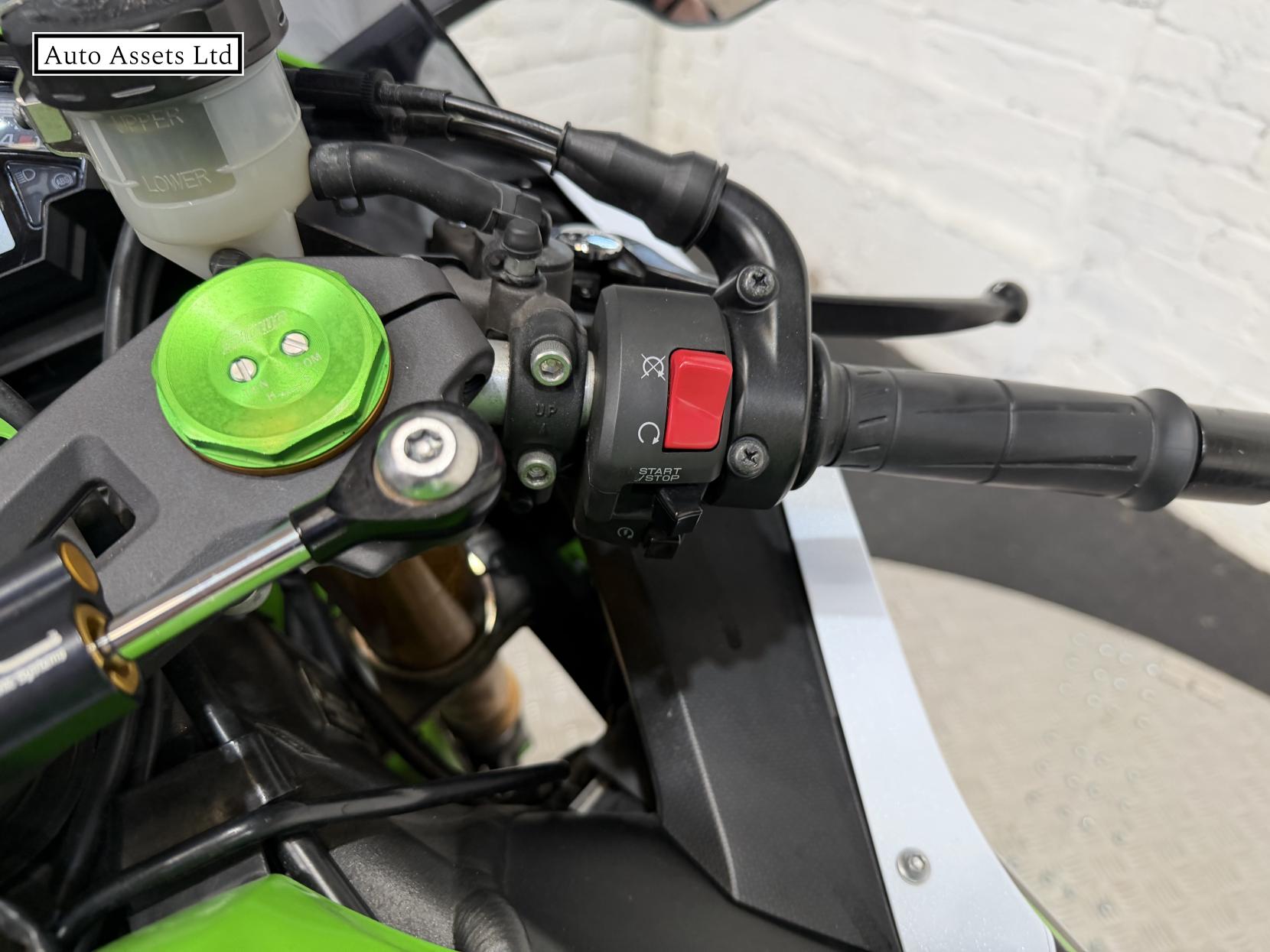 Kawasaki Ninja ZX-10R 1000 ABS Super Sports Petrol Manual (200 ps)