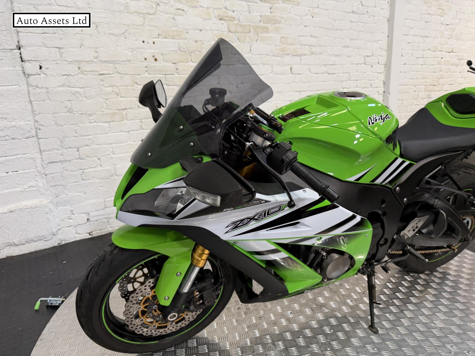 Kawasaki Ninja ZX-10R 1000 ABS Super Sports Petrol Manual (200 ps)