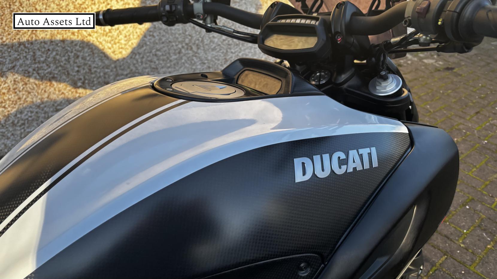 Ducati Diavel 1200 Carbon ABS Custom Petrol Manual (162 bhp)