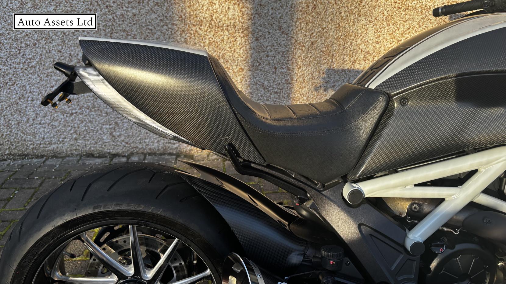 Ducati Diavel 1200 Carbon ABS Custom Petrol Manual (162 bhp)