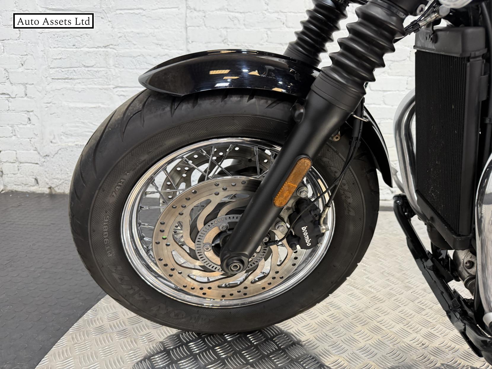 Triumph Speedmaster 1200 1200 Custom Cruiser Petrol Manual Euro 5 (79 ps)