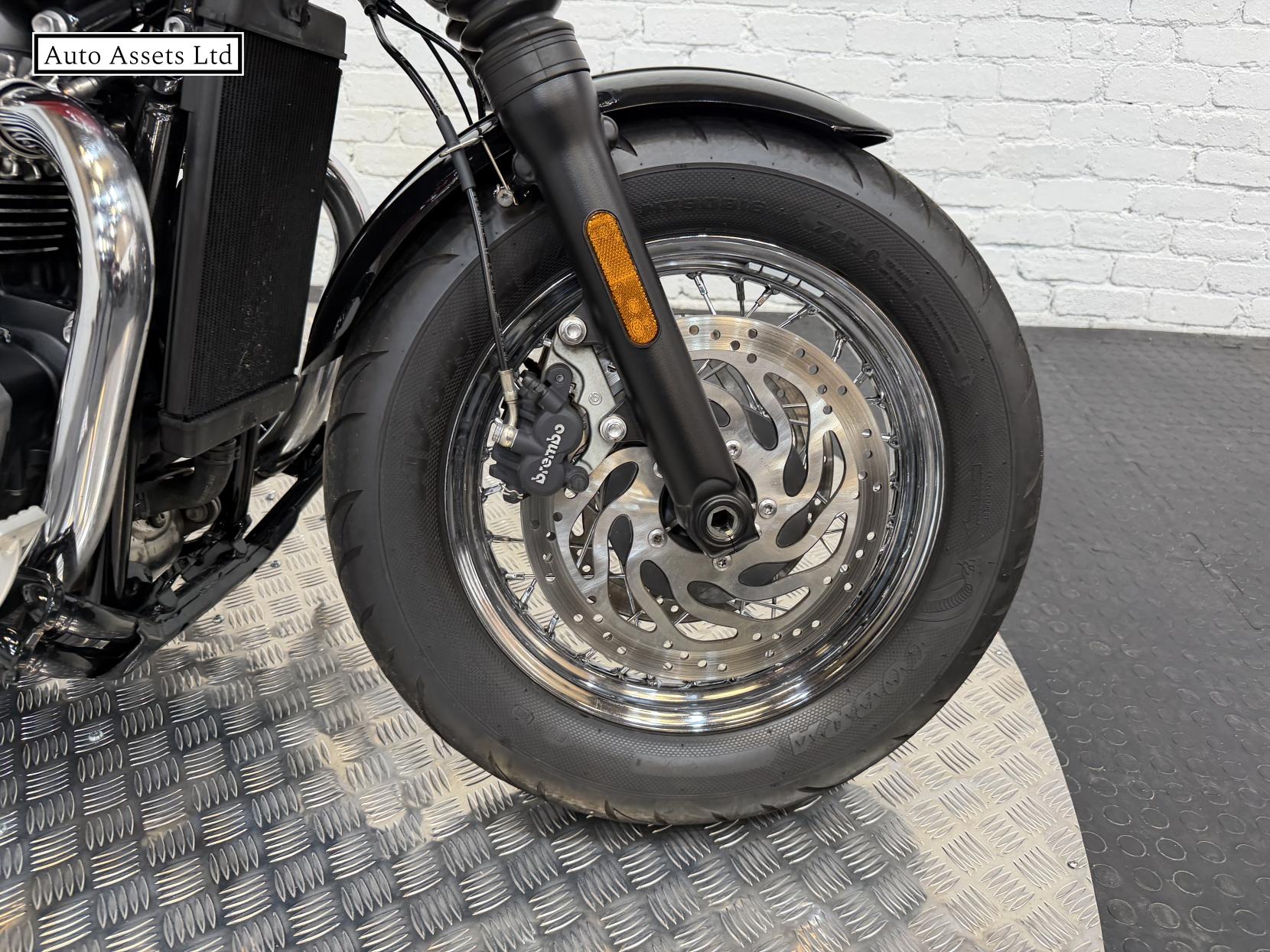 Triumph Speedmaster 1200 1200 Custom Cruiser Petrol Manual Euro 5 (79 ps)