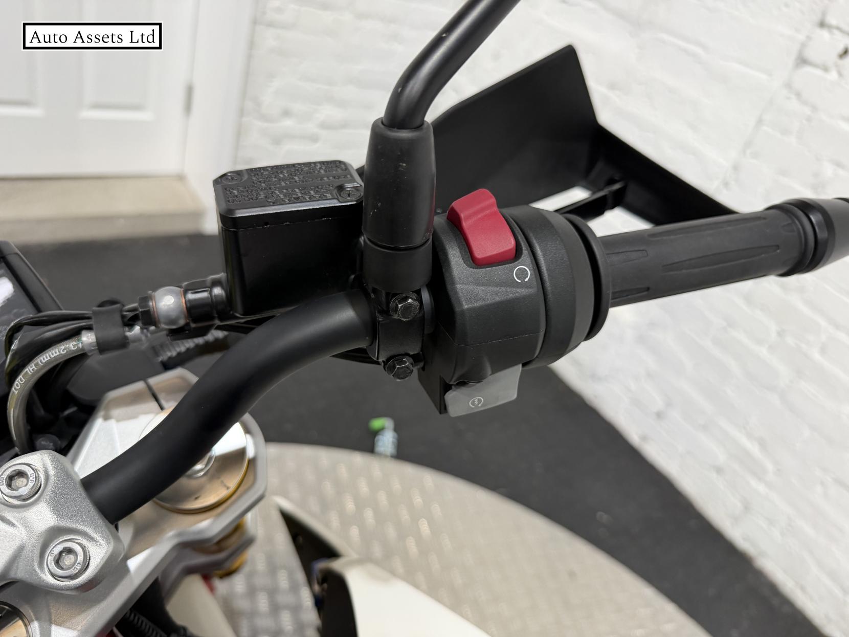 BMW G 310 R 310 Naked Petrol Manual Euro 5 (34 ps)