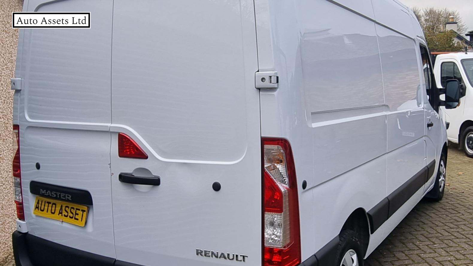 Renault Master 2.3 dCi 33 Business+ Panel Van 4dr Diesel Manual FWD MWB Medium Roof Euro 6 (135 ps)