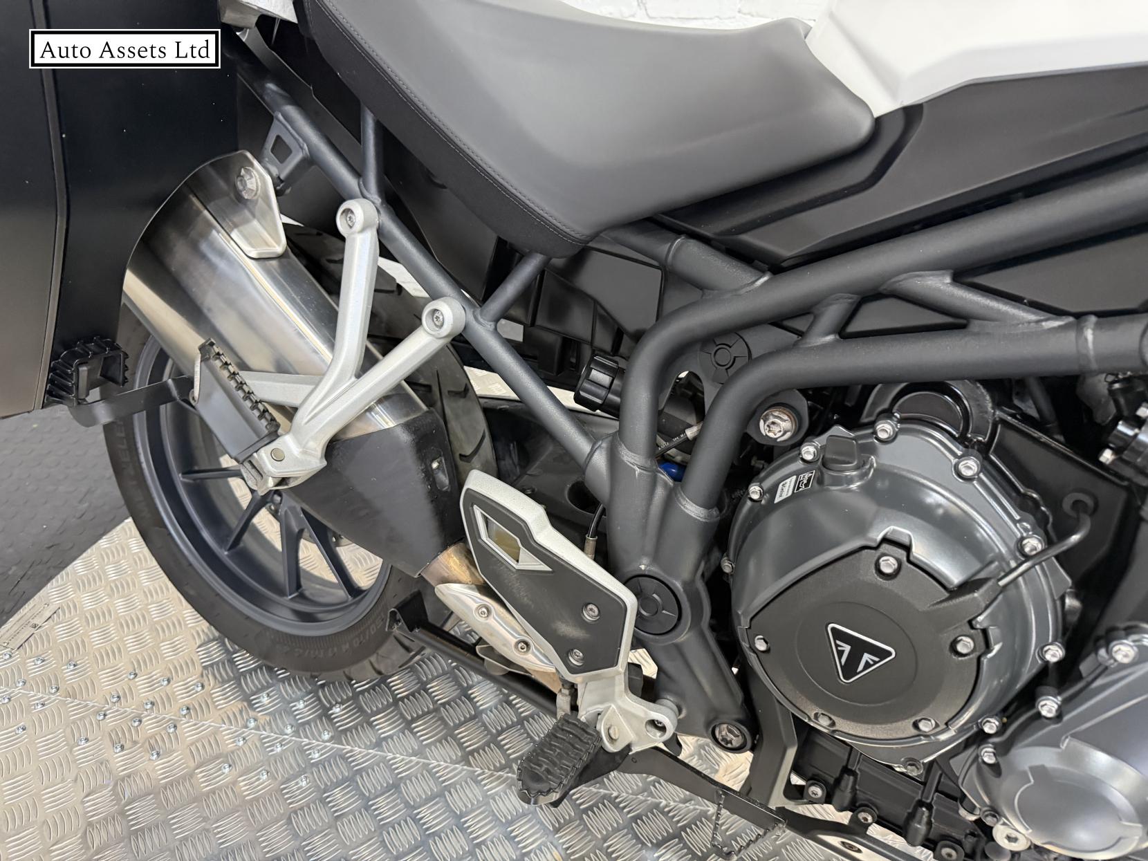 Triumph Explorer 1215 Adventure Petrol Manual (137 ps)