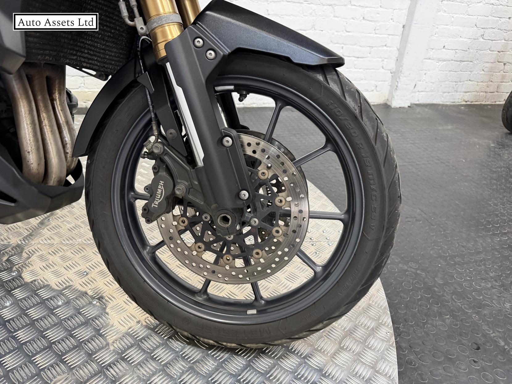 Triumph Explorer 1215 Adventure Petrol Manual (137 ps)