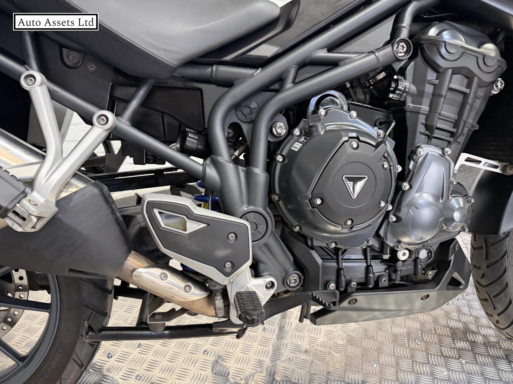 Triumph Explorer 1215 Adventure Petrol Manual (137 ps)