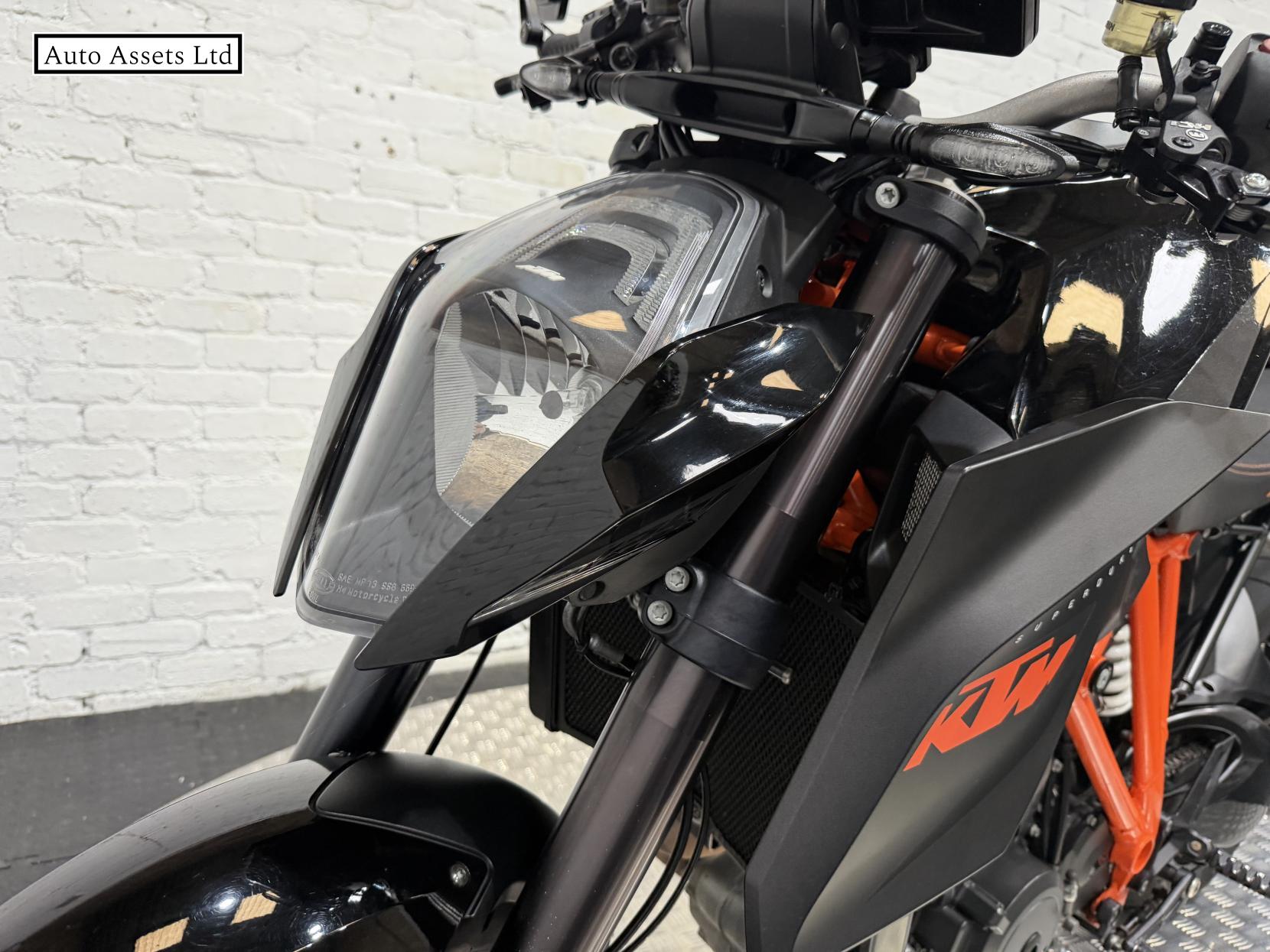 KTM 1290 Super Duke R 1290 Naked Petrol Manual (172 ps)