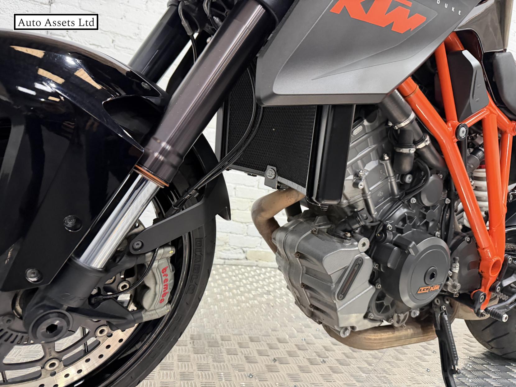 KTM 1290 Super Duke R 1290 Naked Petrol Manual (172 ps)
