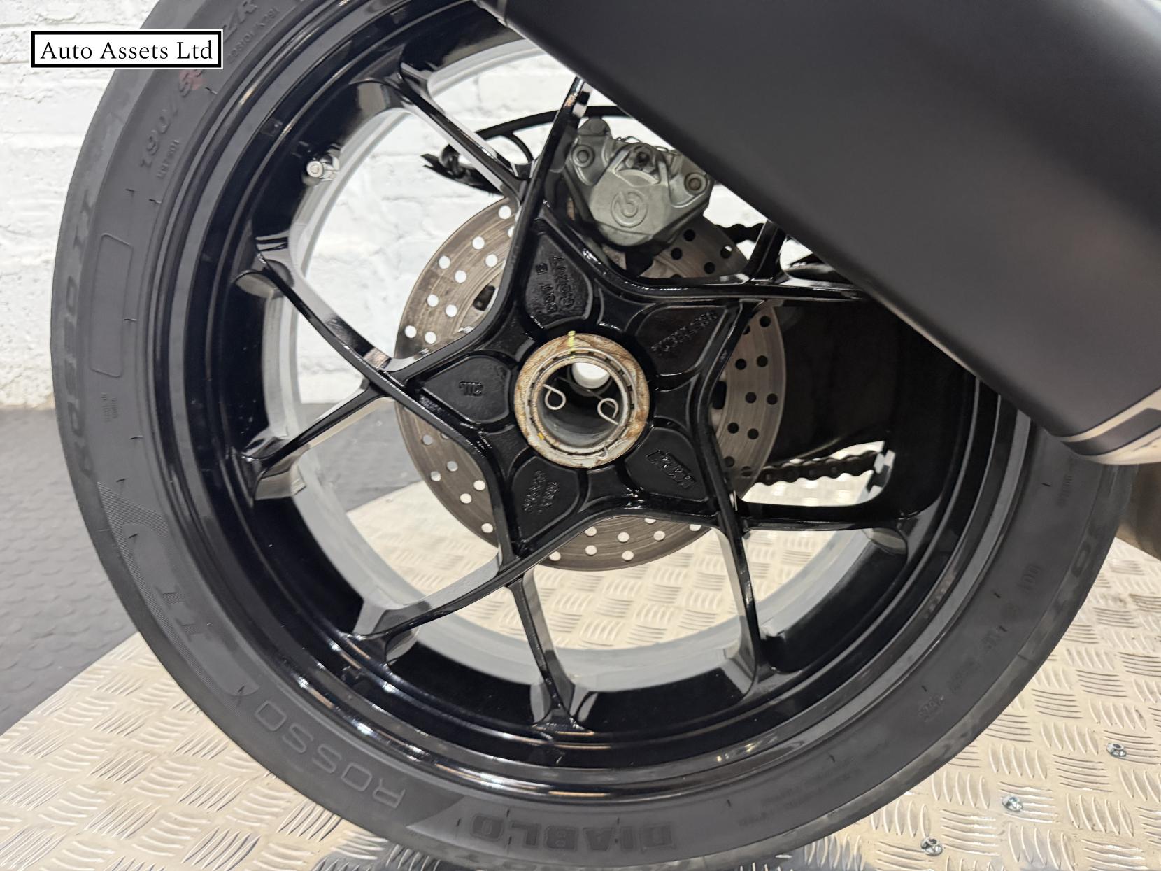 KTM 1290 Super Duke R 1290 Naked Petrol Manual (172 ps)