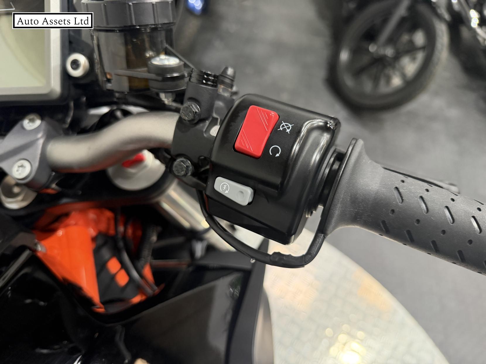 KTM 1290 Super Duke R 1290 Naked Petrol Manual (172 ps)