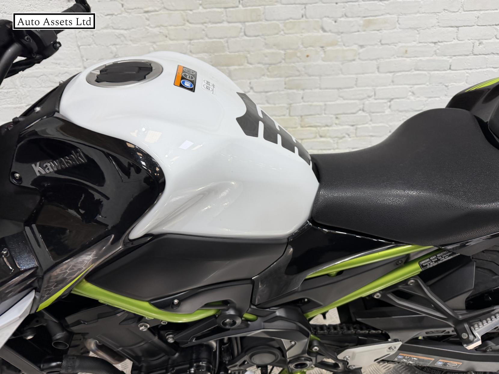 Kawasaki Z900 900 Supernaked Petrol Manual Euro 4 (125 ps)