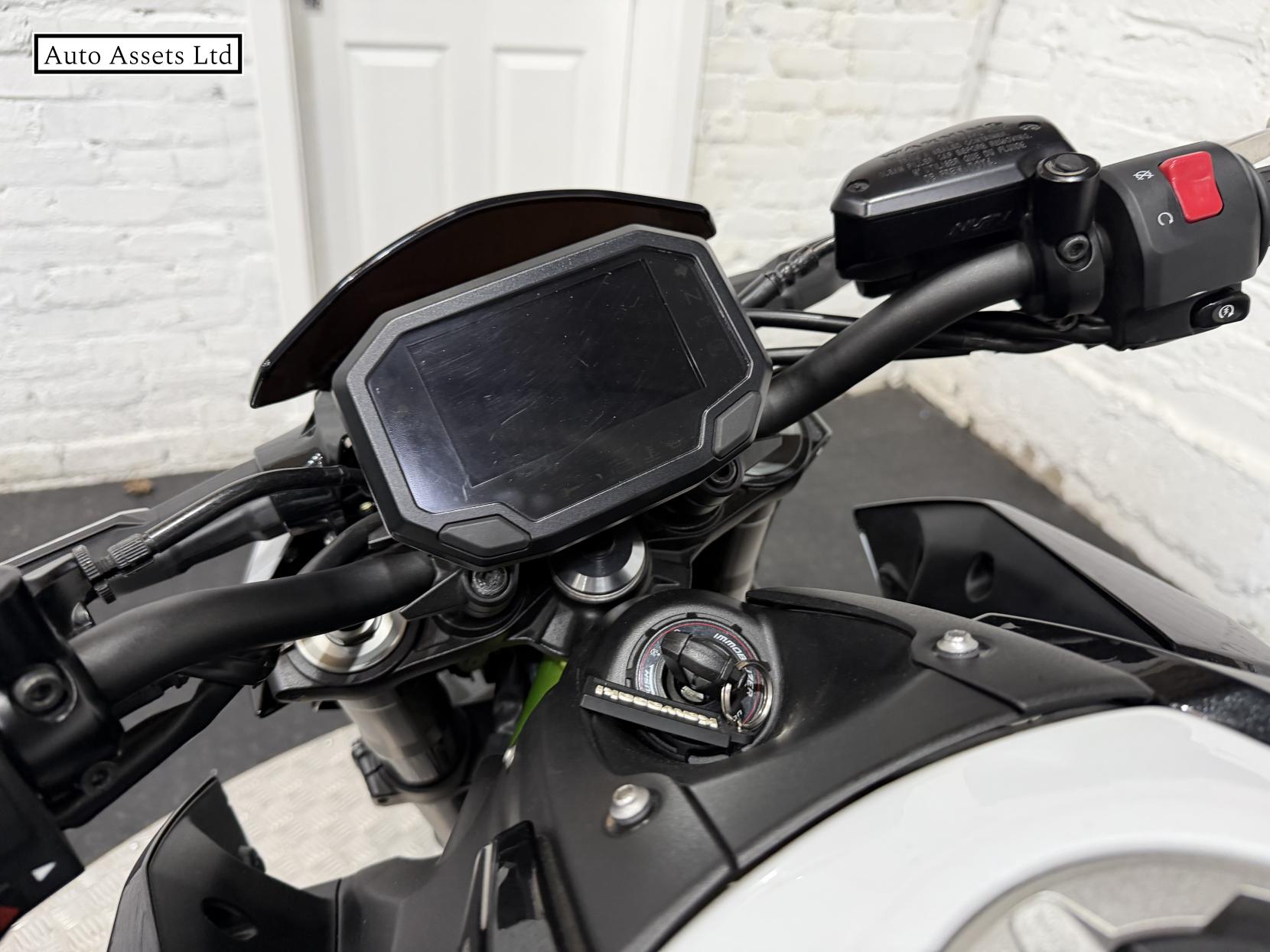 Kawasaki Z900 900 Supernaked Petrol Manual Euro 4 (125 ps)