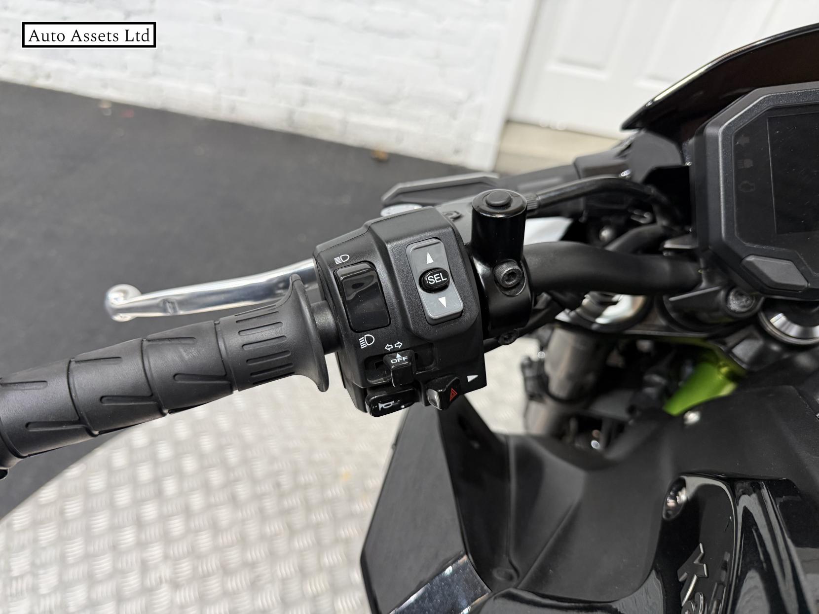 Kawasaki Z900 900 Supernaked Petrol Manual Euro 4 (125 ps)