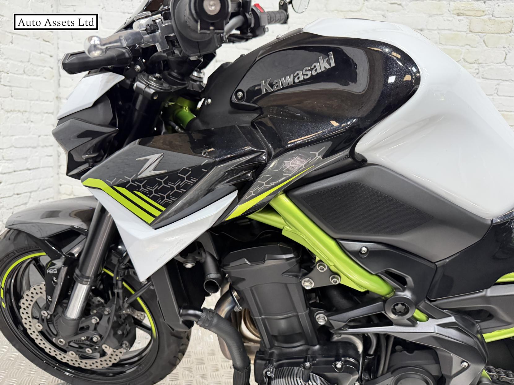 Kawasaki Z900 900 Supernaked Petrol Manual Euro 4 (125 ps)