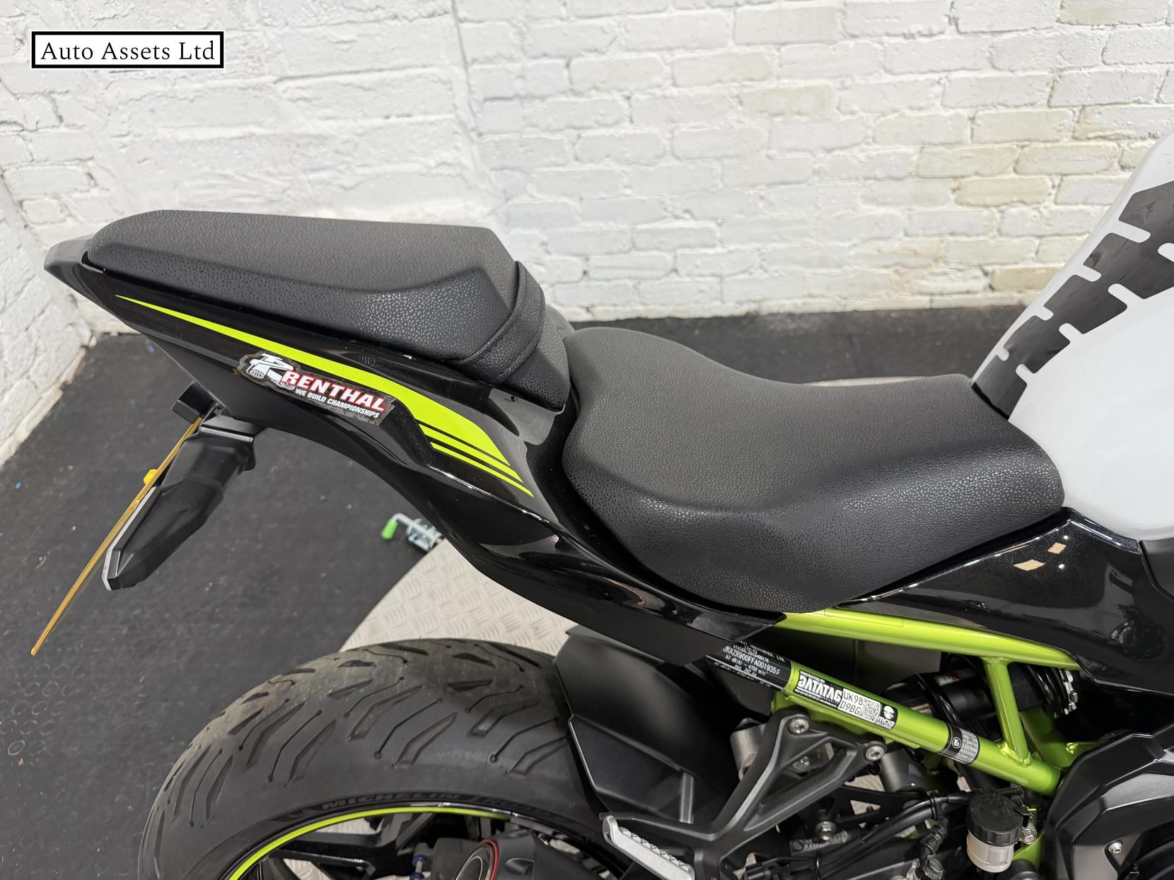 Kawasaki Z900 900 Supernaked Petrol Manual Euro 4 (125 ps)