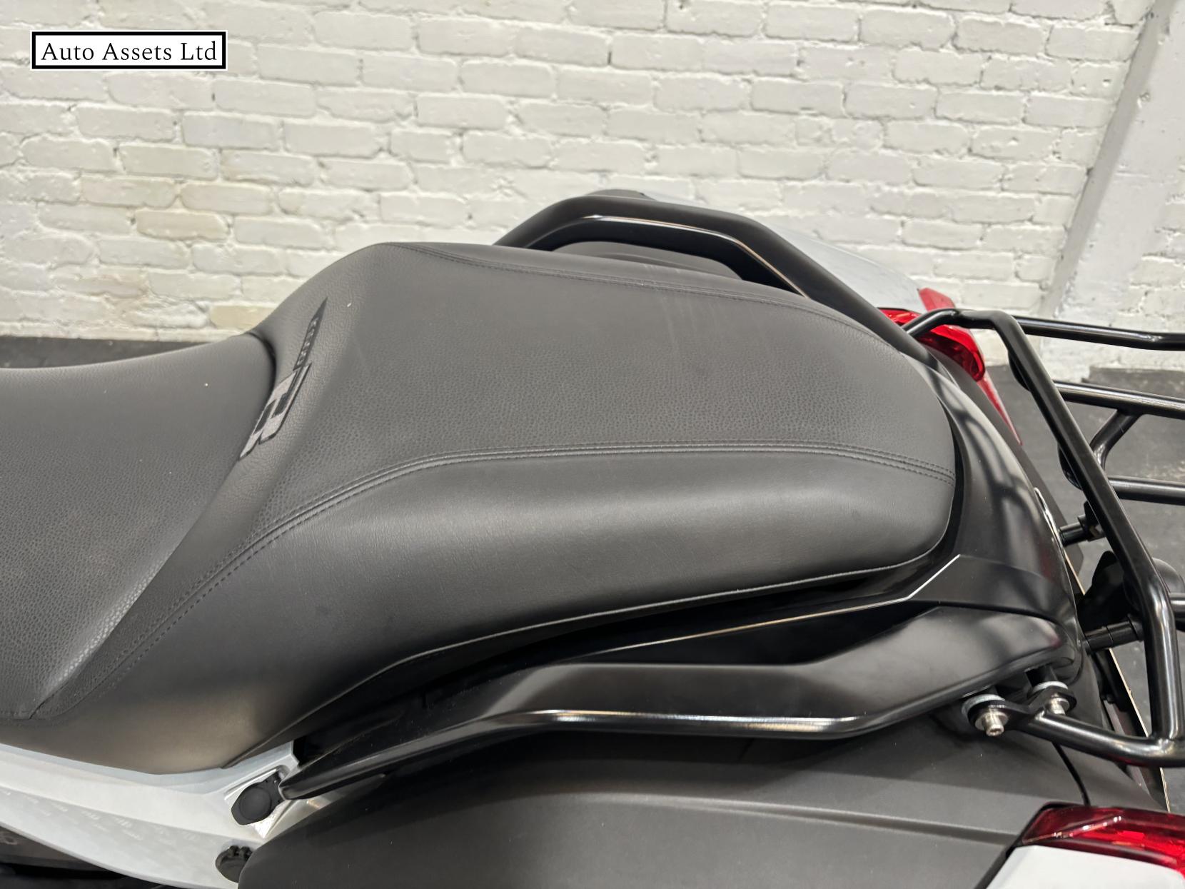 BMW K 1600 B 1600 Tourer Petrol Manual Euro 4 (160 ps)