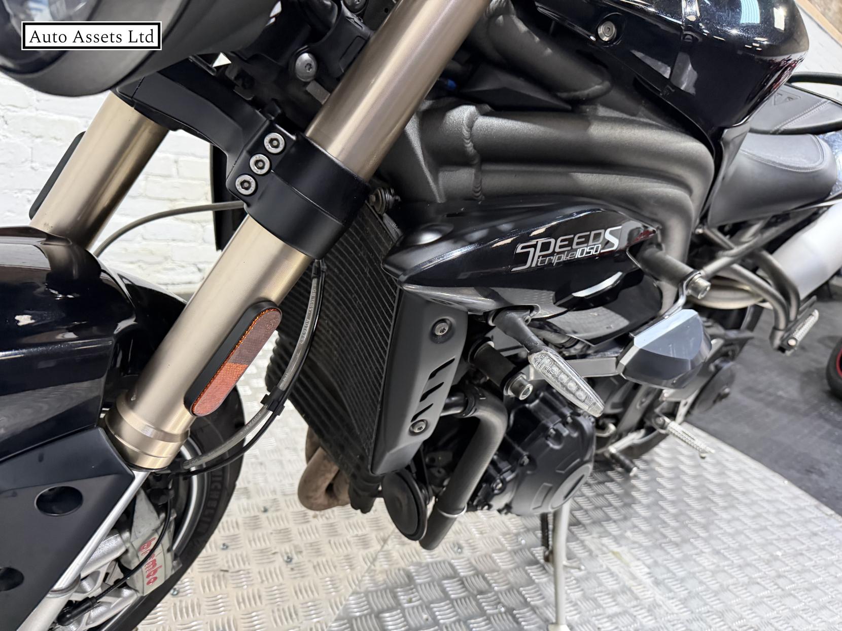 Triumph Speed Triple 1050 1050 S Naked Petrol Manual X-ring Euro 4 (140 ps)