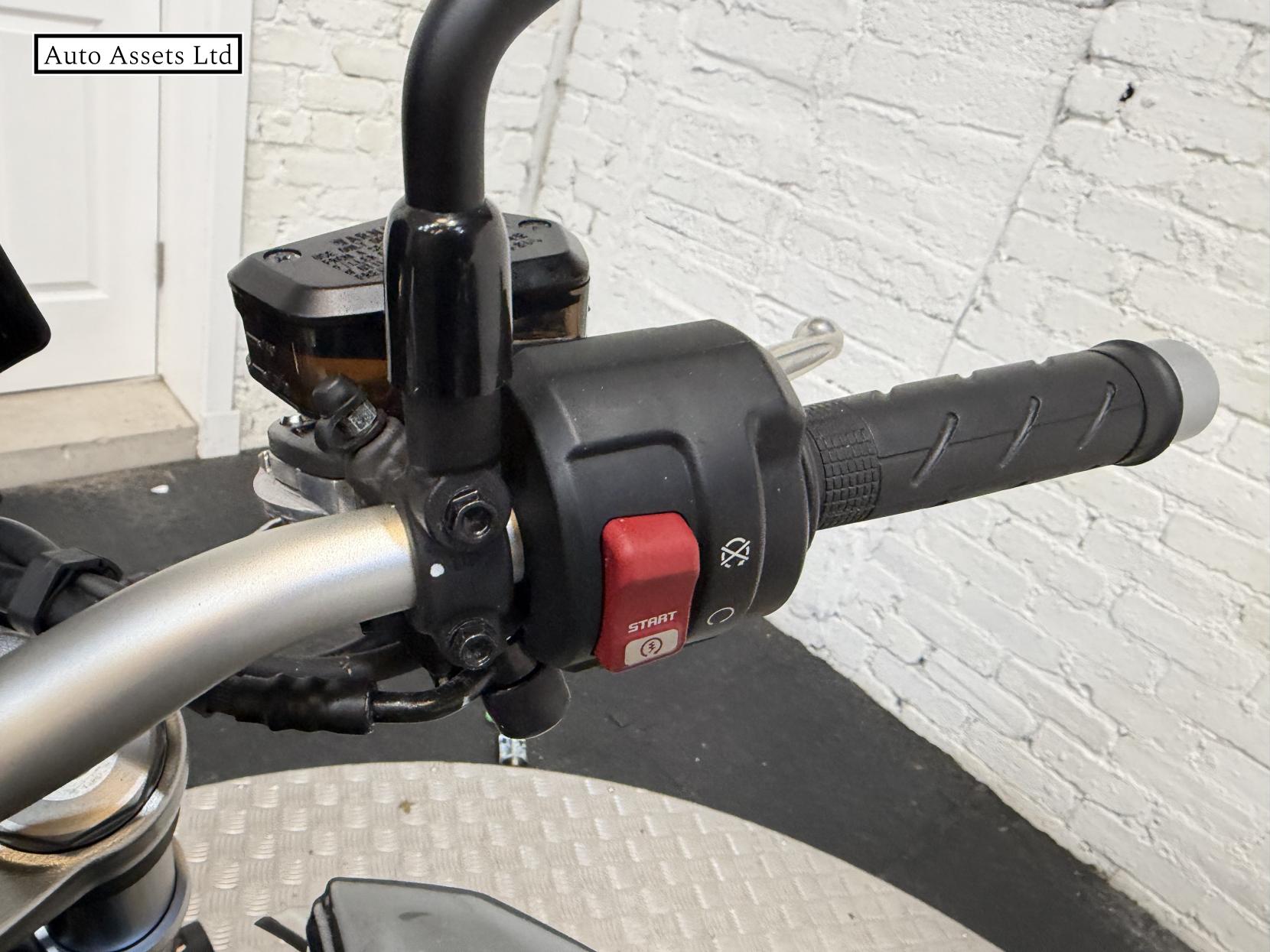 Honda CB1000R 1000 Naked Petrol Manual Euro 4 (146 ps)