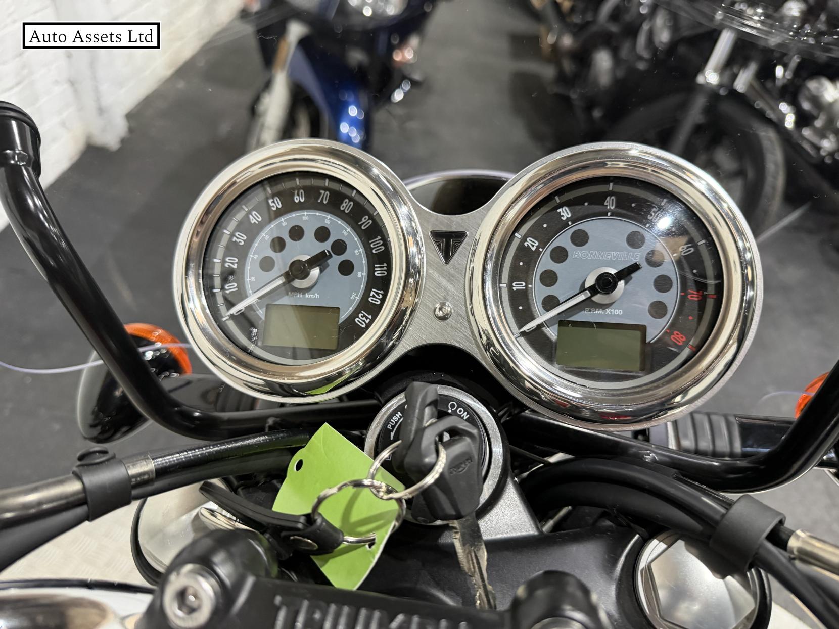 Triumph Bonneville T100 900 Roadster/Retro Petrol Manual Euro 5 (65 ps)