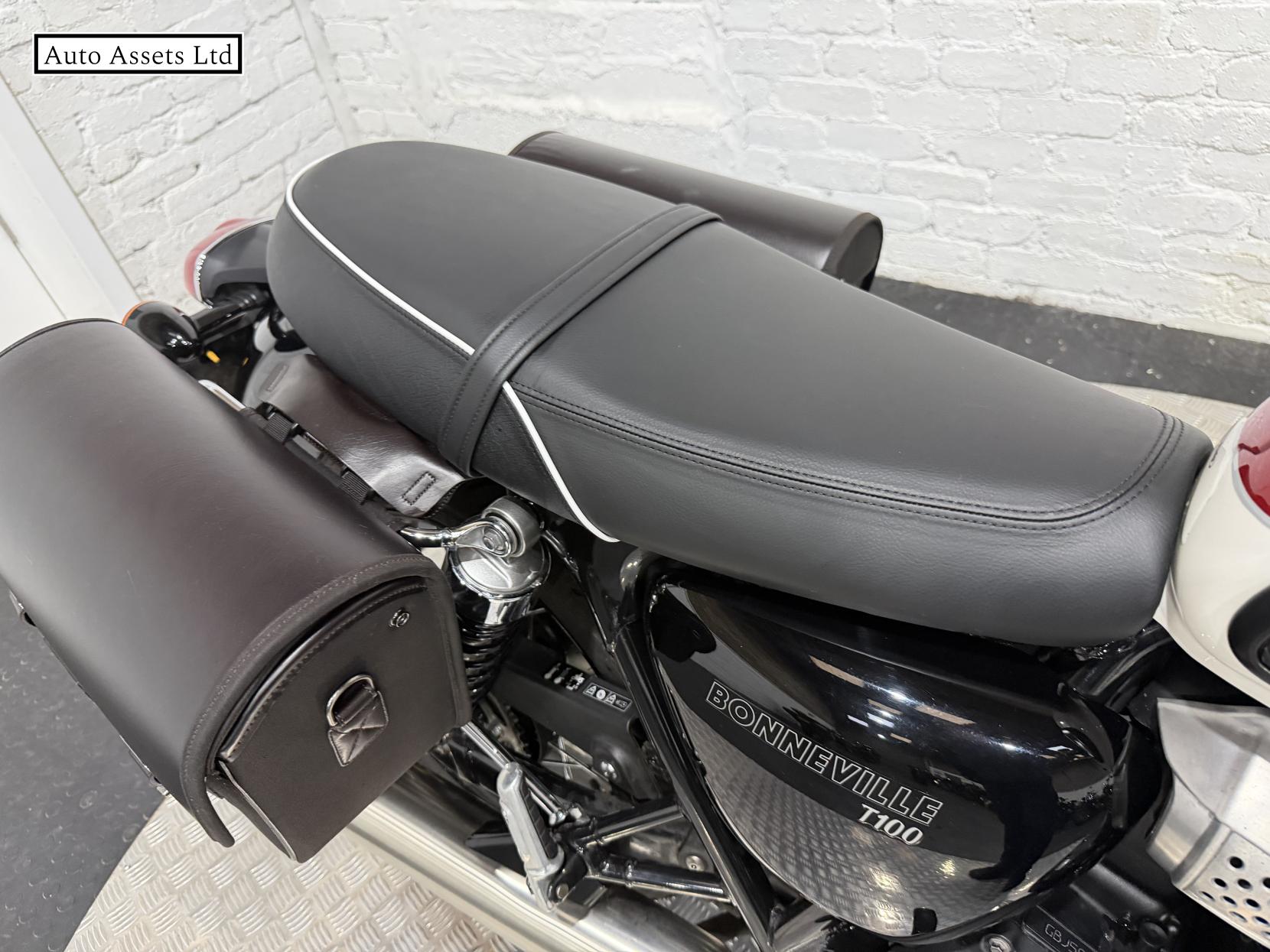 Triumph Bonneville T100 900 Roadster/Retro Petrol Manual Euro 5 (65 ps)