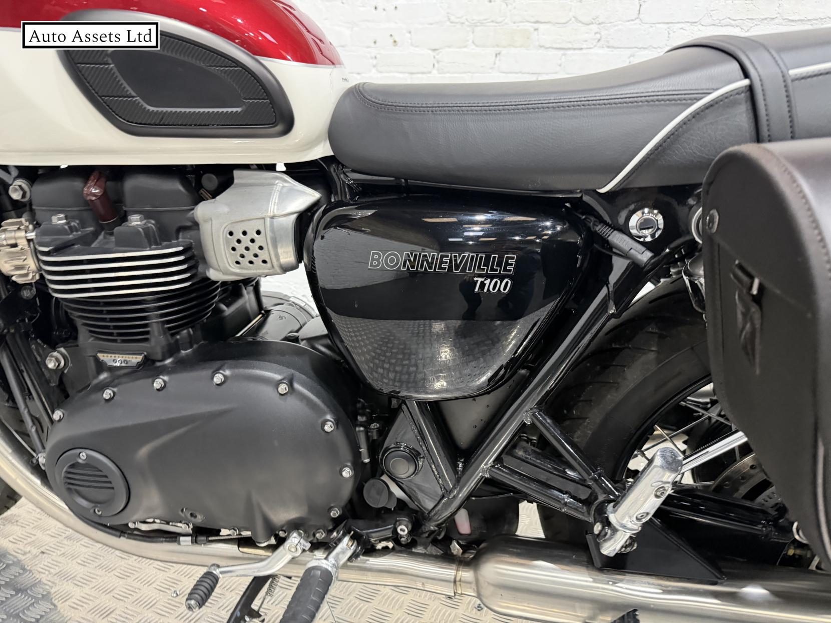 Triumph Bonneville T100 900 Roadster/Retro Petrol Manual Euro 5 (65 ps)