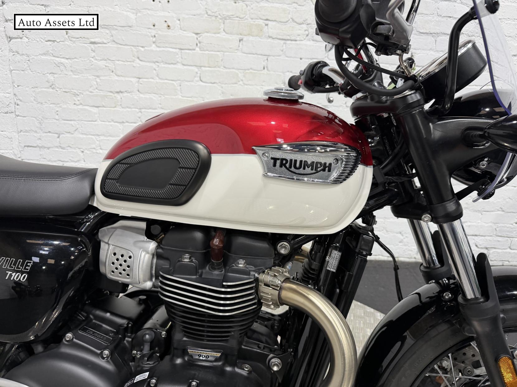 Triumph Bonneville T100 900 Roadster/Retro Petrol Manual Euro 5 (65 ps)