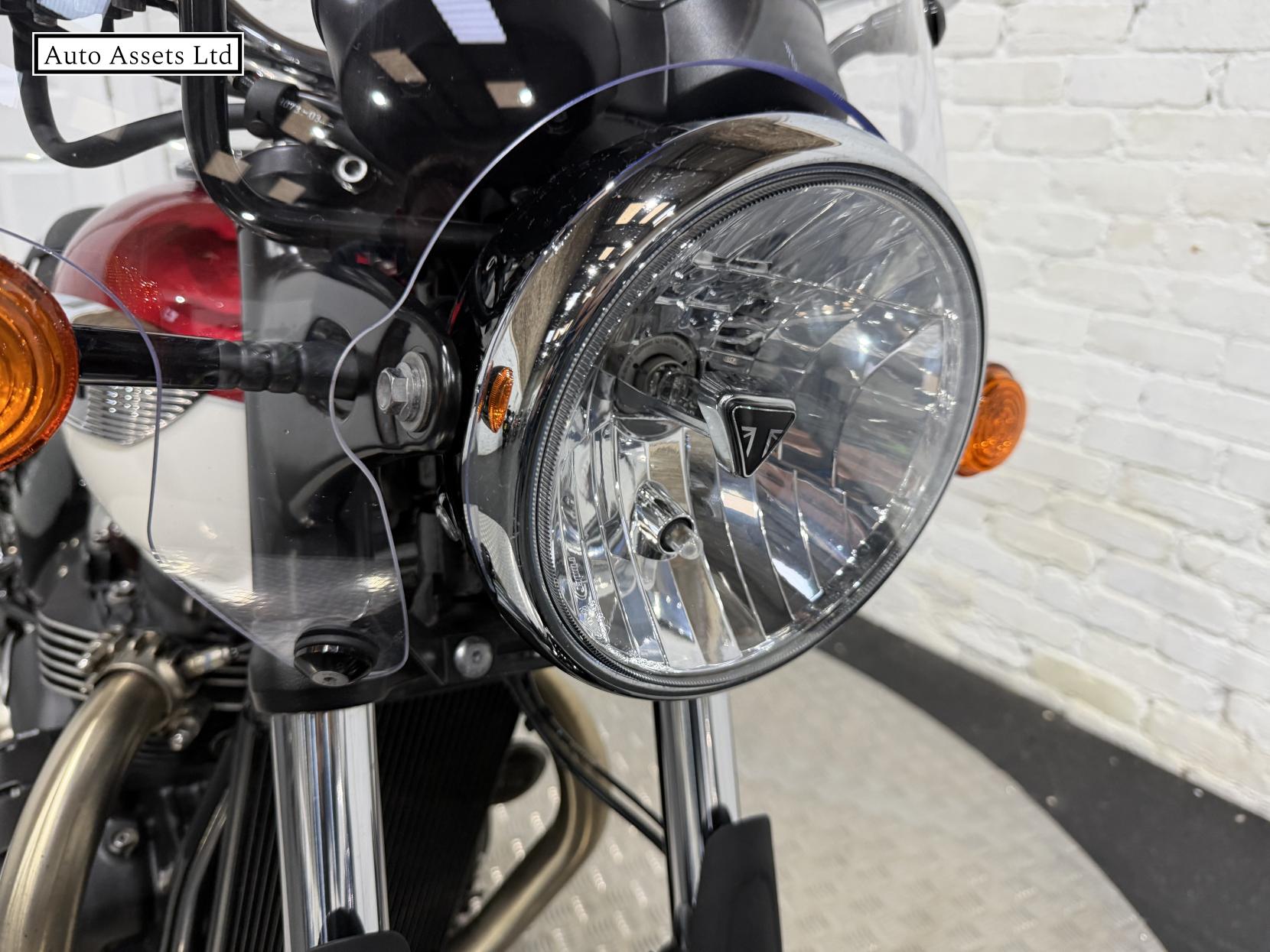 Triumph Bonneville T100 900 Roadster/Retro Petrol Manual Euro 5 (65 ps)