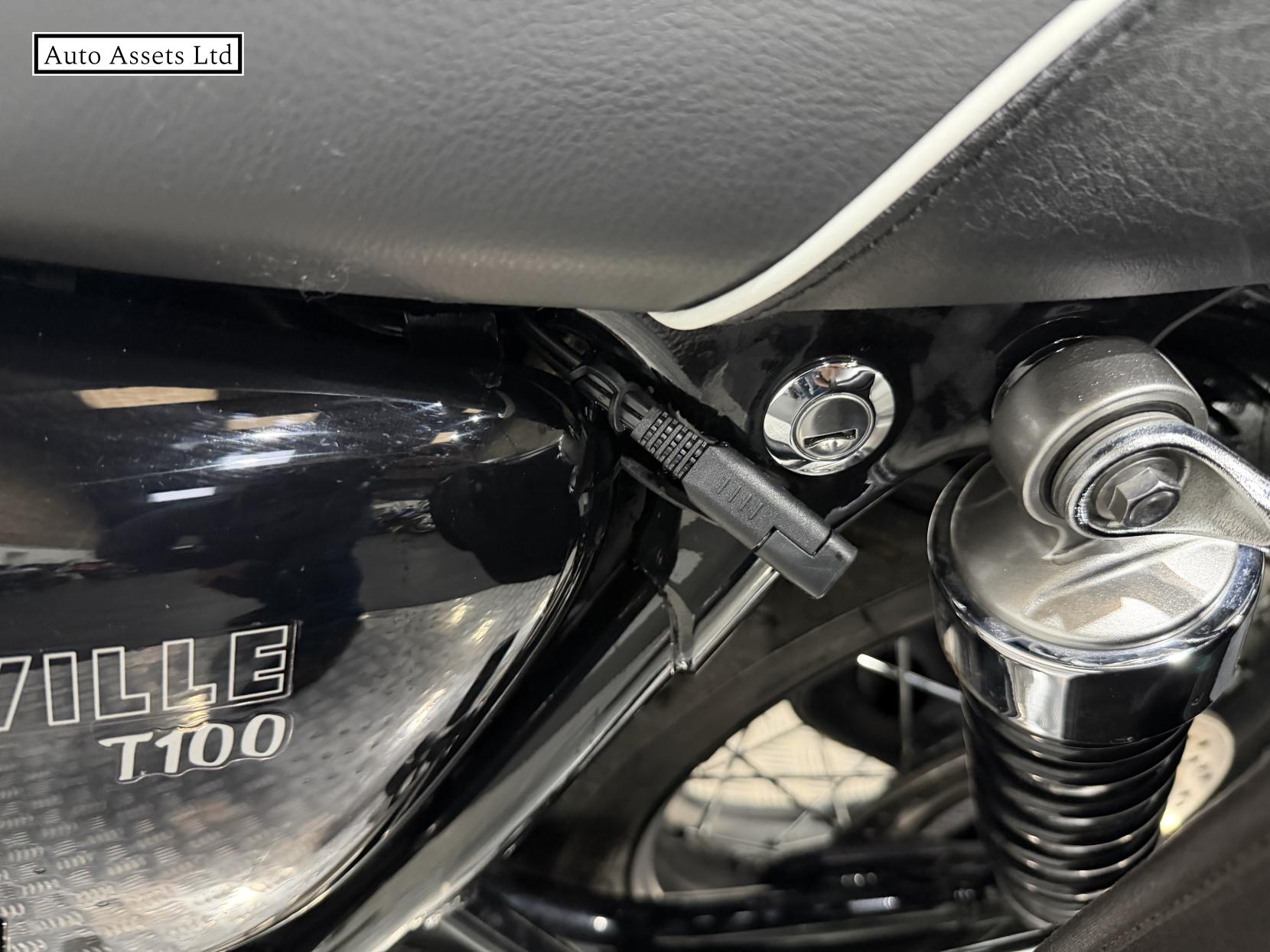 Triumph Bonneville T100 900 Roadster/Retro Petrol Manual Euro 5 (65 ps)